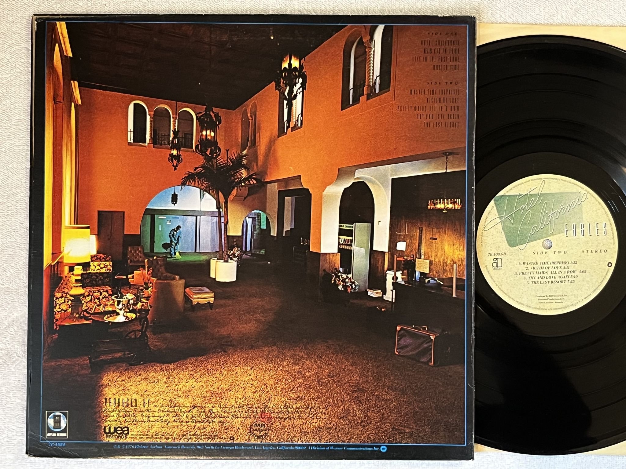 Omslagsbild för skivan EAGLES Hotel California LP -76 US ASYLUM 7E-1084 *** CLASSIC ***