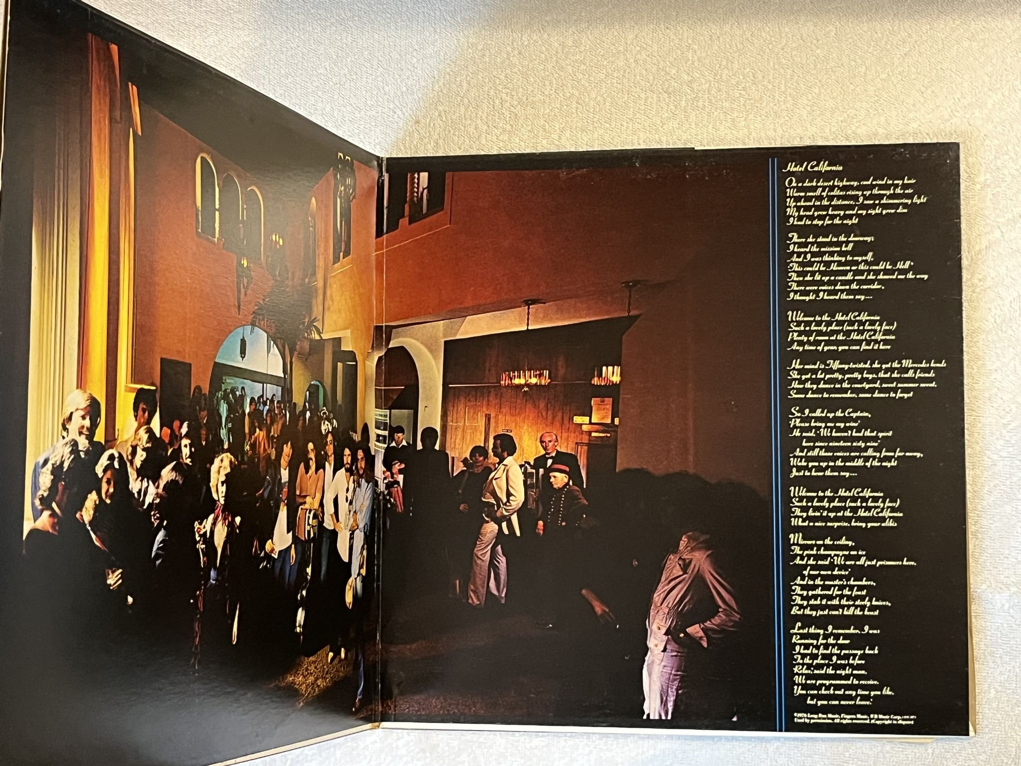 Omslagsbild för skivan EAGLES Hotel California LP -76 US ASYLUM 7E-1084 *** CLASSIC ***