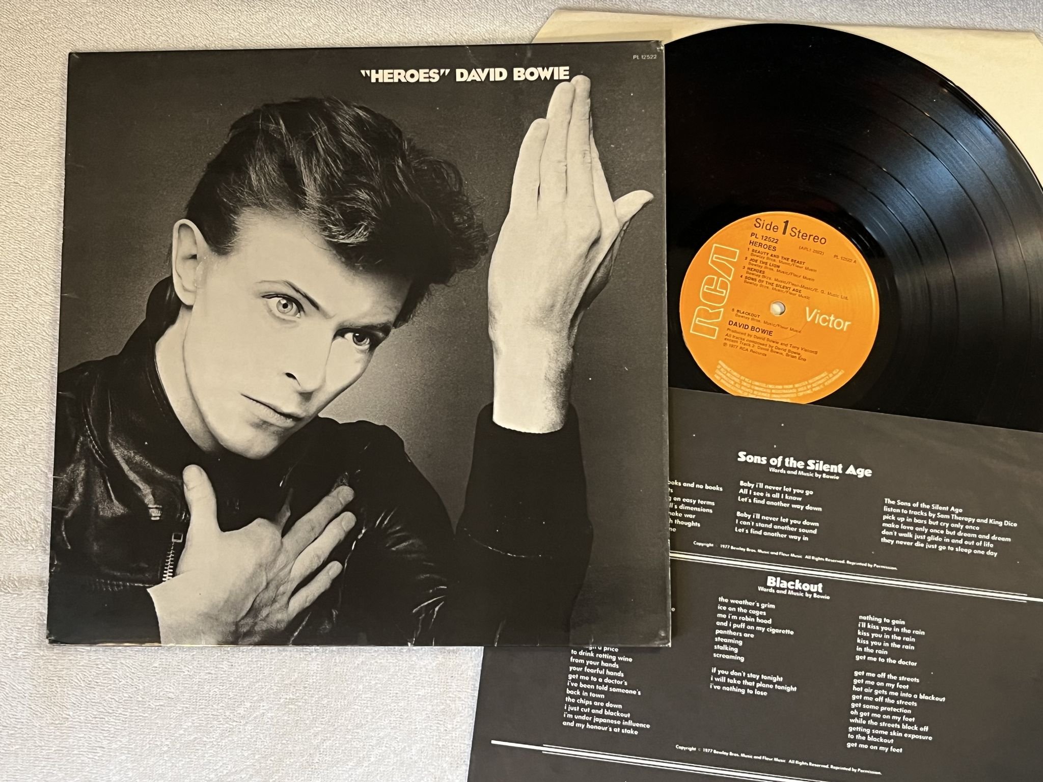 Omslagsbild för skivan DAVID BOWIE heroes LP -77 UK RCA PL 12522 *** laminated on both sides ***