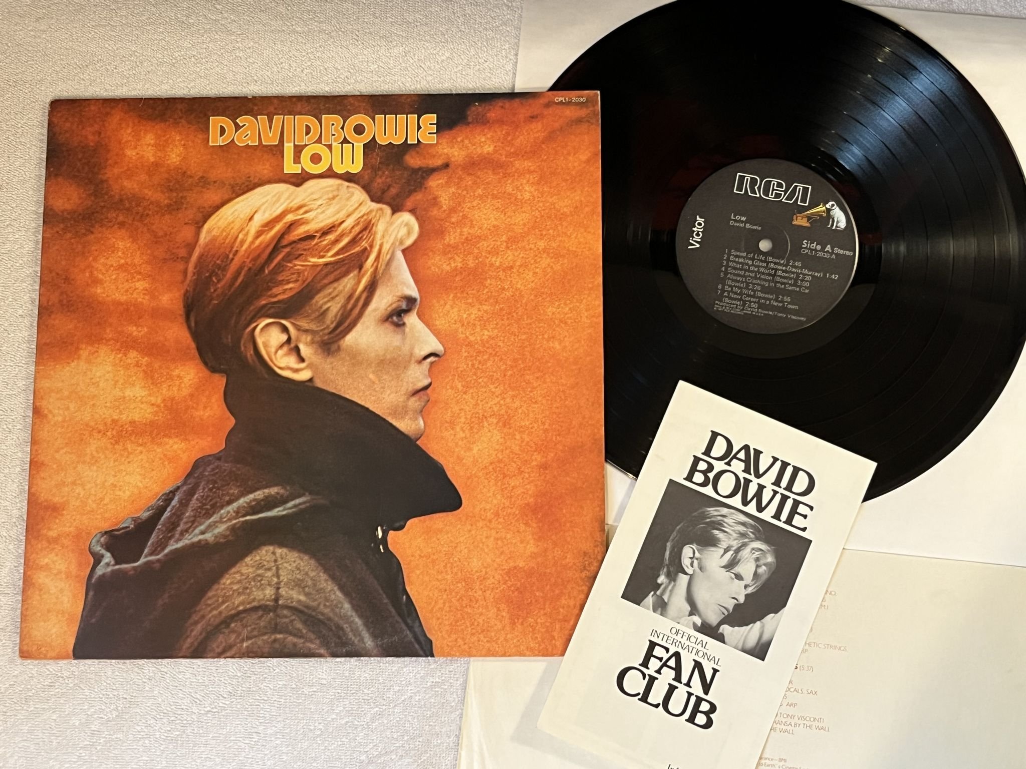 Omslagsbild för skivan DAVID BOWIE low LP -77 US RCA CPL1-2030 *** BLANK BACK SIDE OF COVER ***