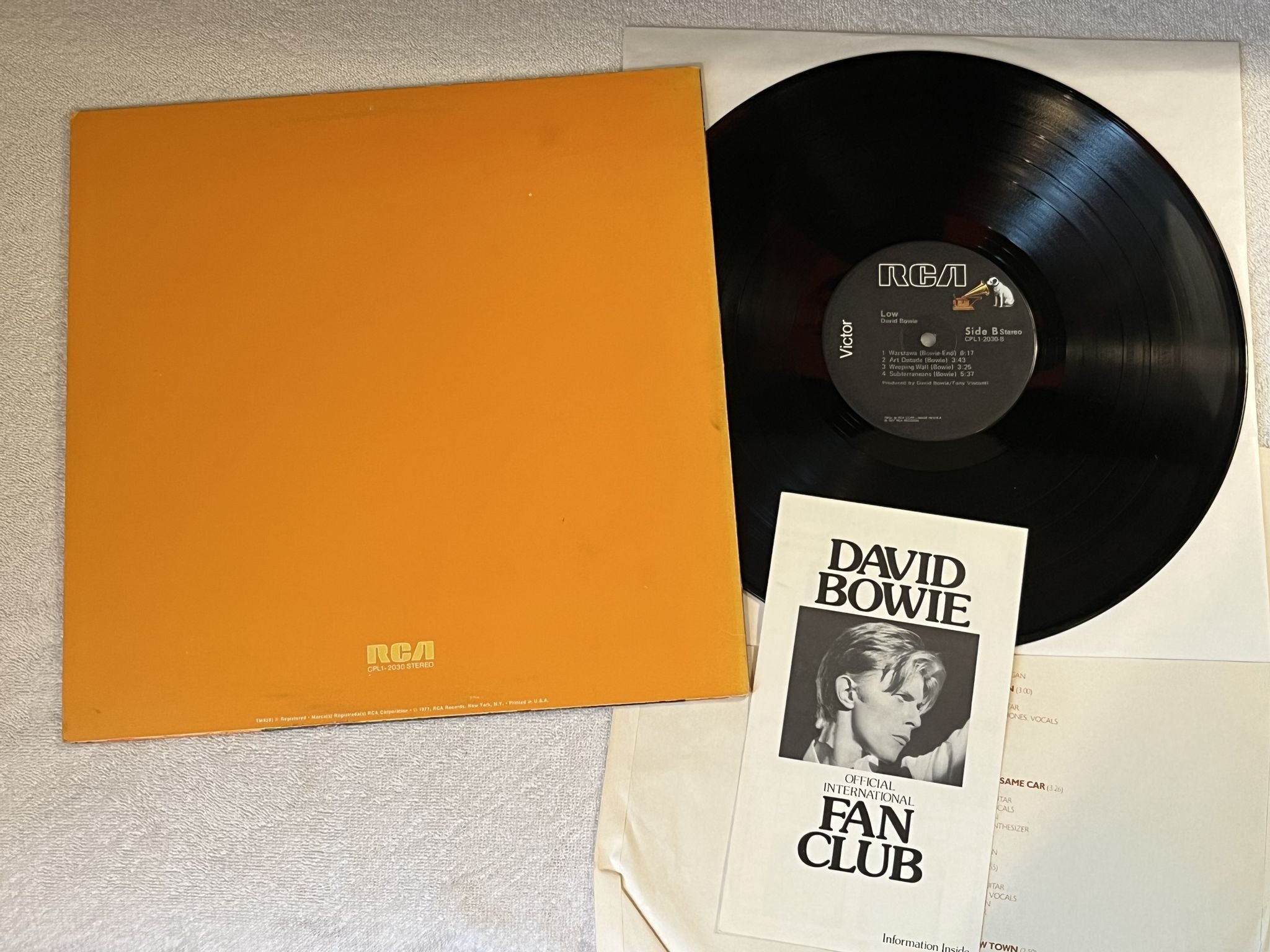 Omslagsbild för skivan DAVID BOWIE low LP -77 US RCA CPL1-2030 *** BLANK BACK SIDE OF COVER ***