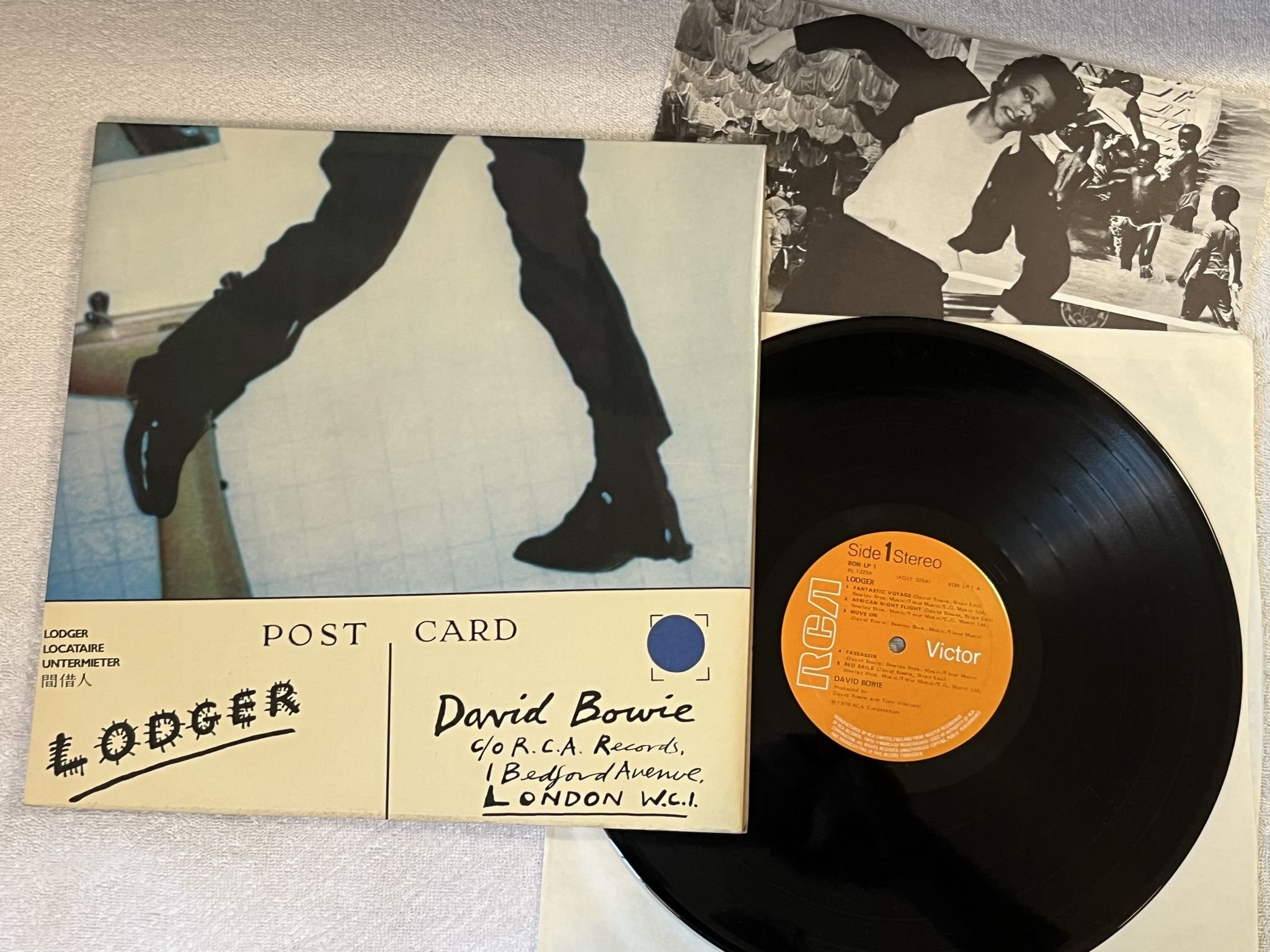 Omslagsbild för skivan DAVID BOWIE lodger LP -79 UK RCA BOW LP 1