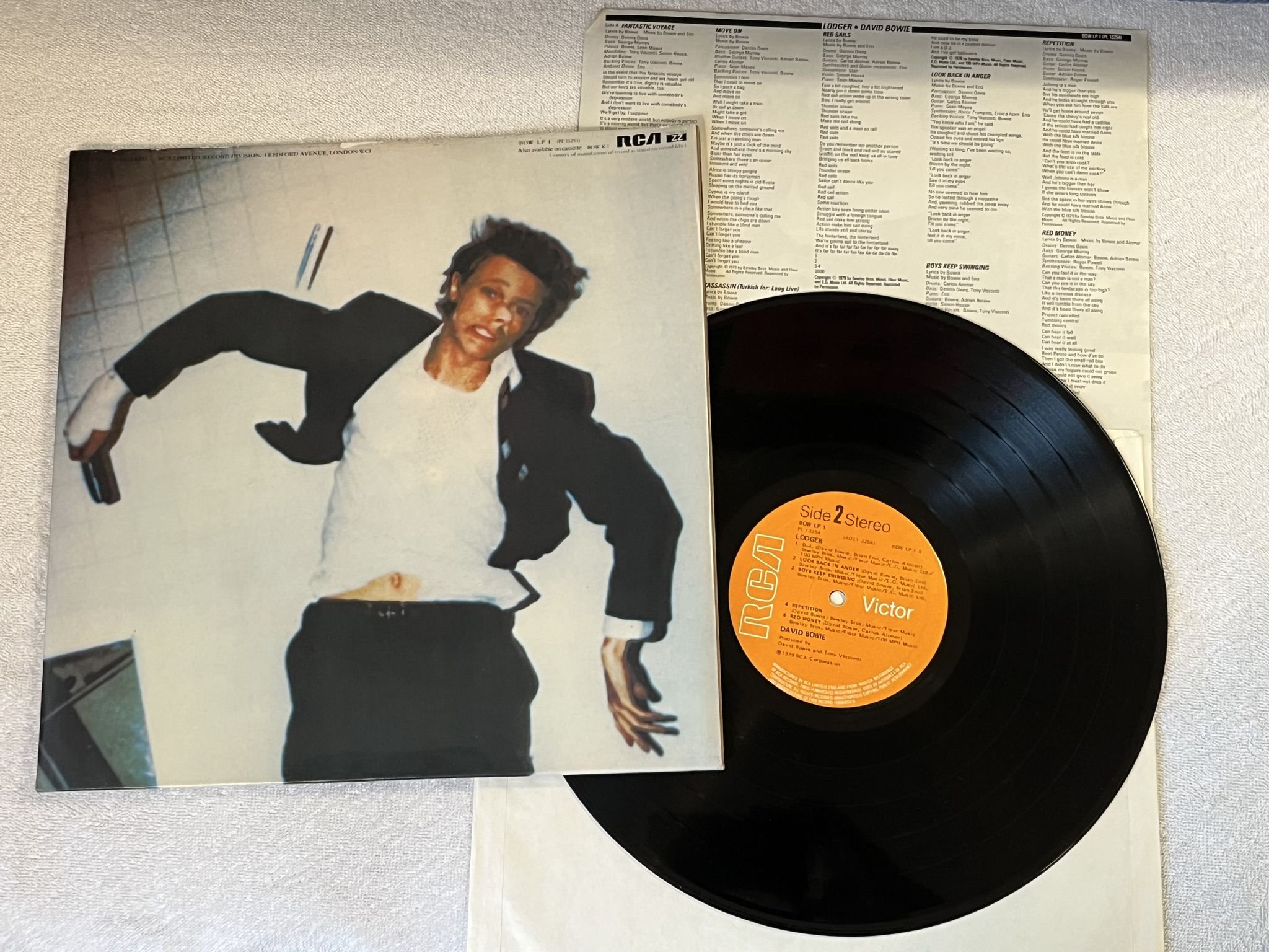 Omslagsbild för skivan DAVID BOWIE lodger LP -79 UK RCA BOW LP 1