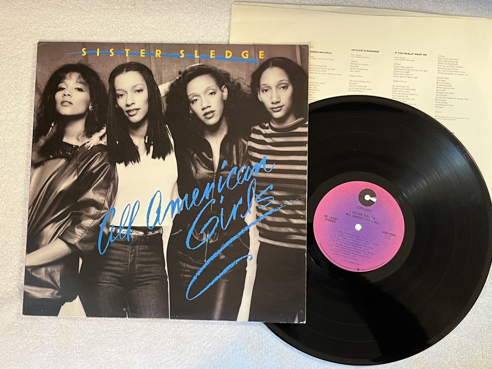 Omslagsbild för skivan SISTER SLEDGE all american girls LP -81 US COTILLION SD 16027