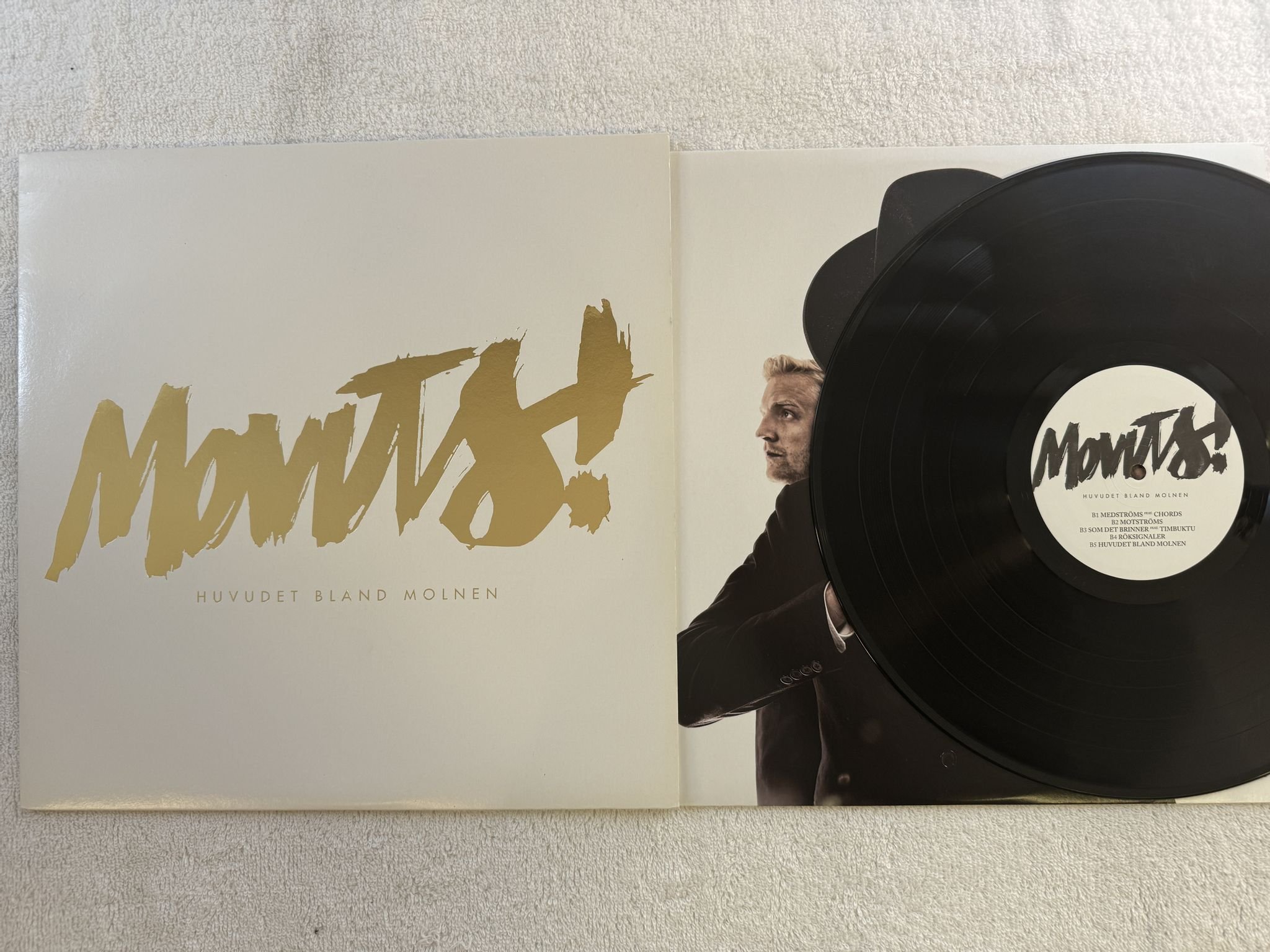 Omslagsbild för skivan MOVITS! Huvudet Bland Molnen LP 2013 Swe GOLDENBEST_55 *** Swedish Rap ***