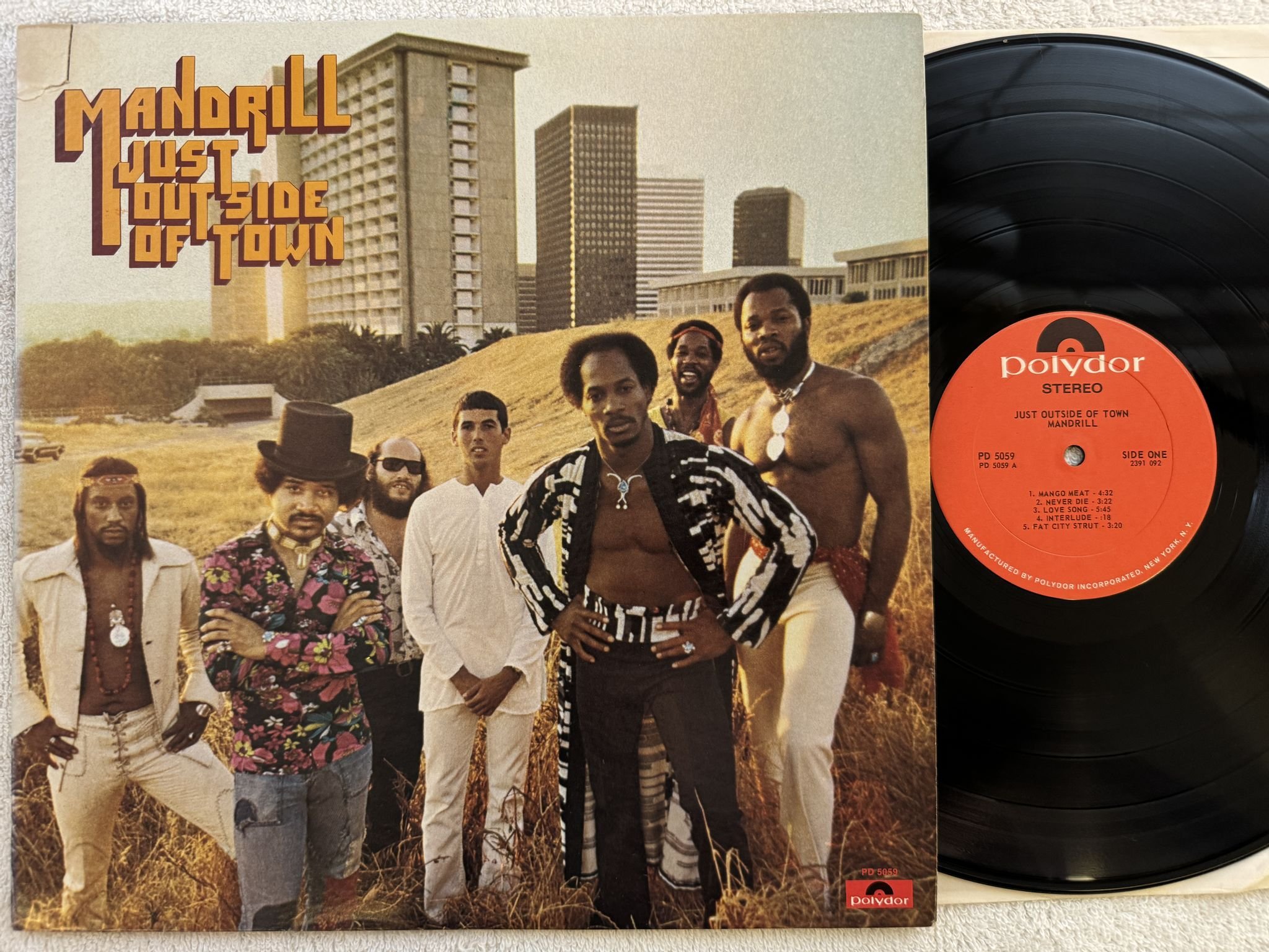 Omslagsbild för skivan MANDRILL just outside of town LP -73 US POLYDOR PD 5059
