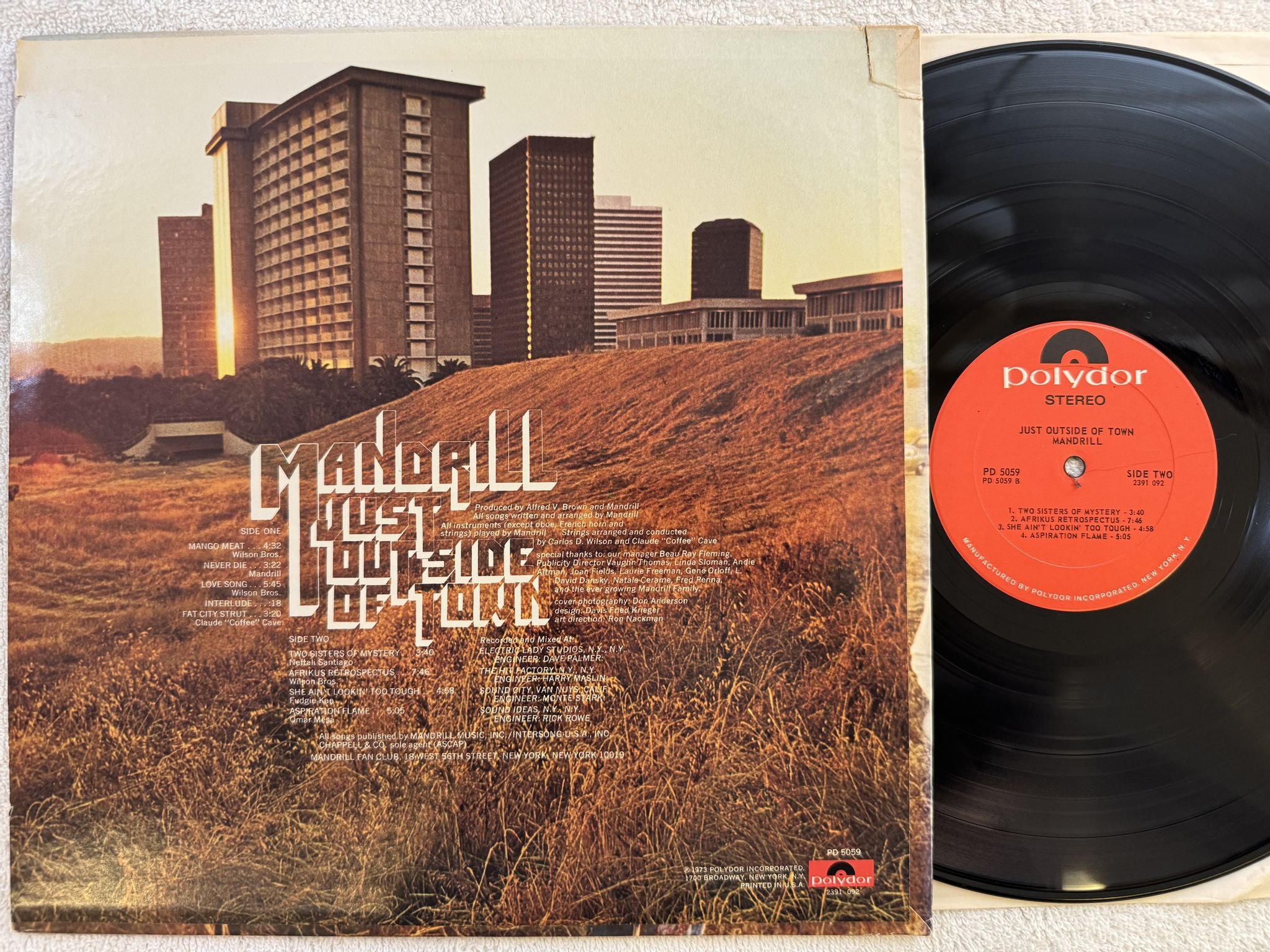 Omslagsbild för skivan MANDRILL just outside of town LP -73 US POLYDOR PD 5059