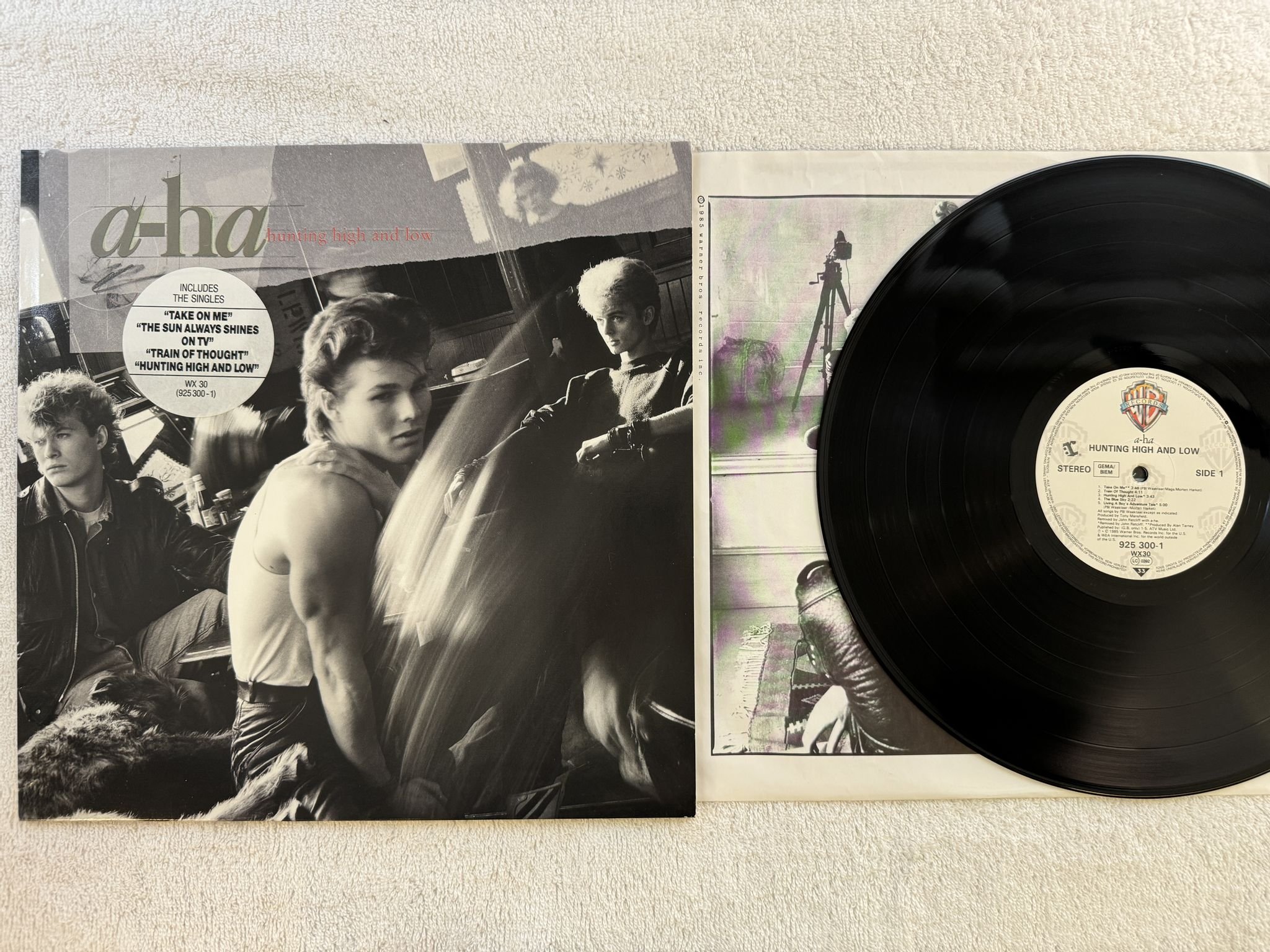 Omslagsbild för skivan A-HA hunting high and low LP -85 Ger WARNER BROS 925300-1 ** Take On Me **