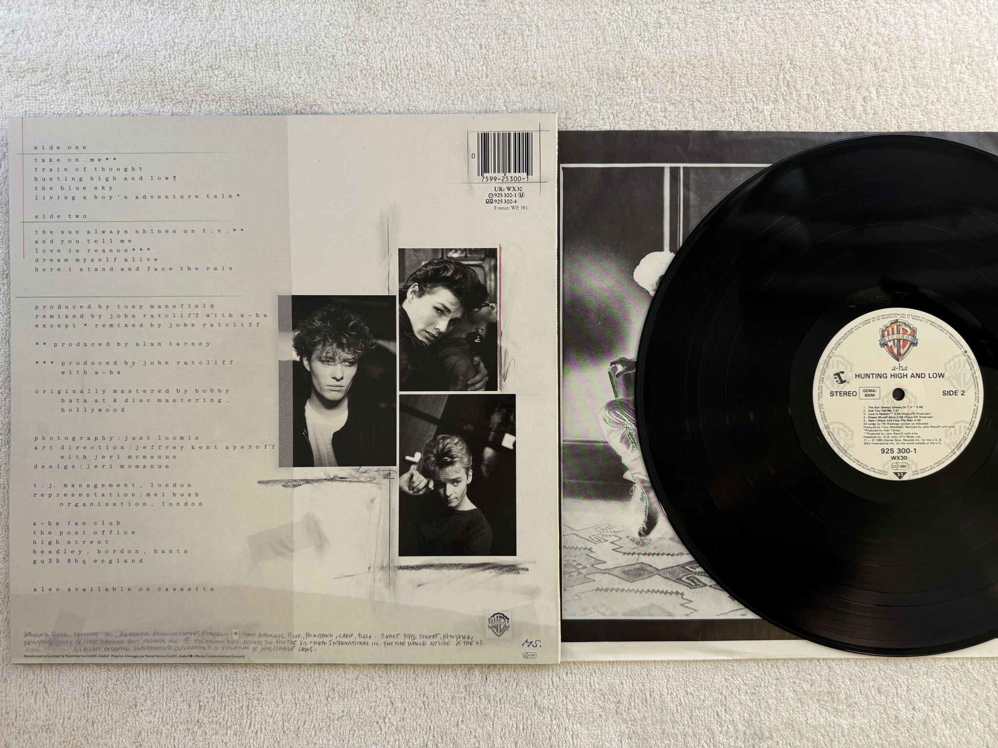 Omslagsbild för skivan A-HA hunting high and low LP -85 Ger WARNER BROS 925300-1 ** Take On Me **