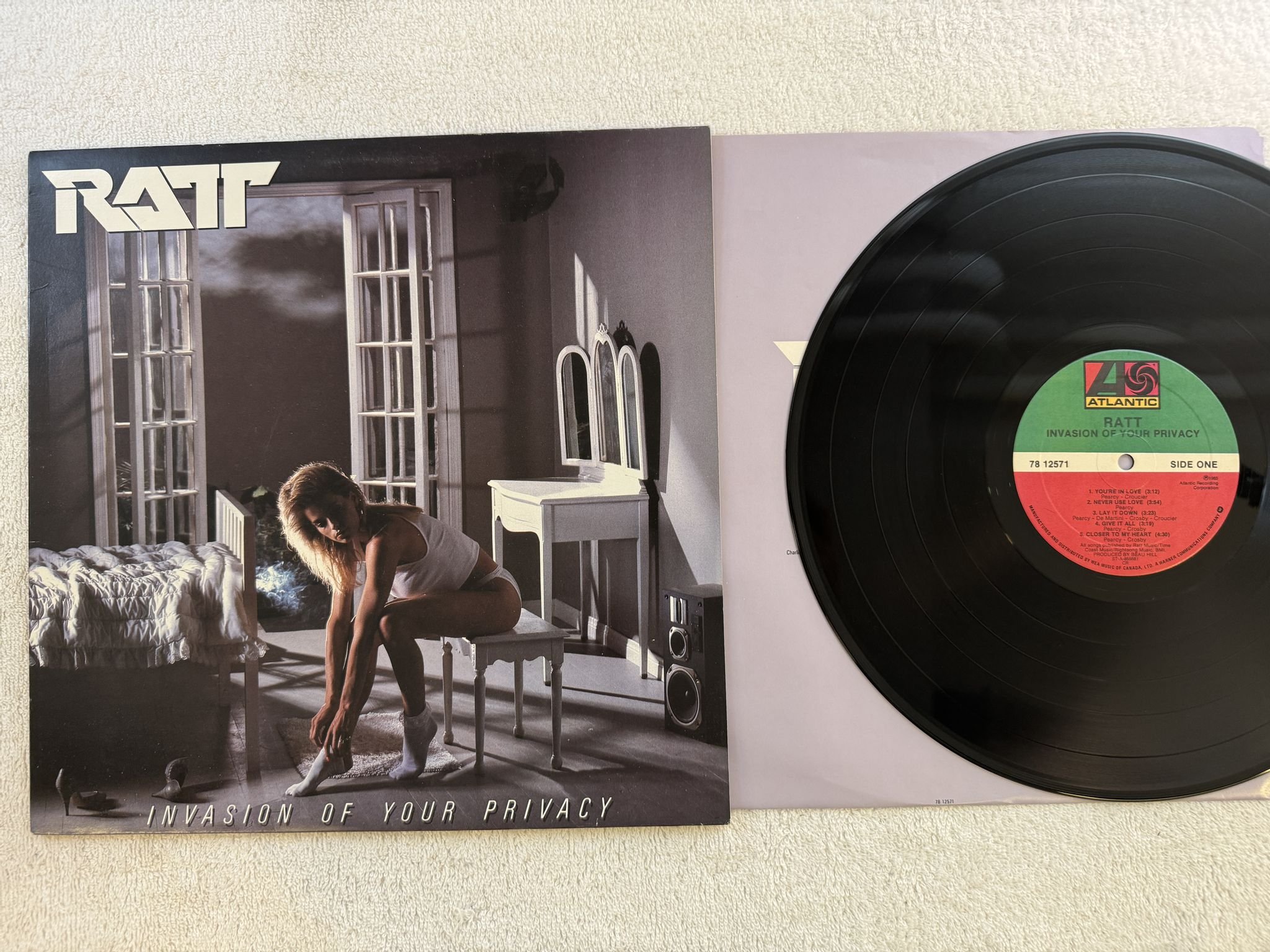 Omslagsbild för skivan RATT invasion of your privacy LP -85 Can ATLANTIC 78 12571