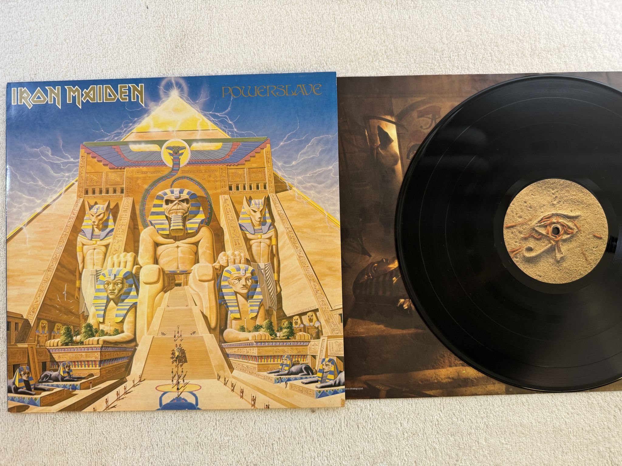 Omslagsbild för skivan IRON MAIDEN powerslave LP -84 EMI 1C 0642402001