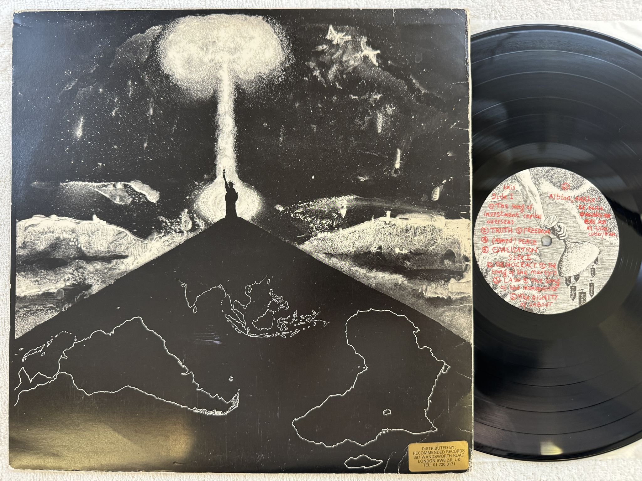 Omslagsbild för skivan ART BEARS the world as it is today LP -81 UK Re 6622 *** ART ROCK ***