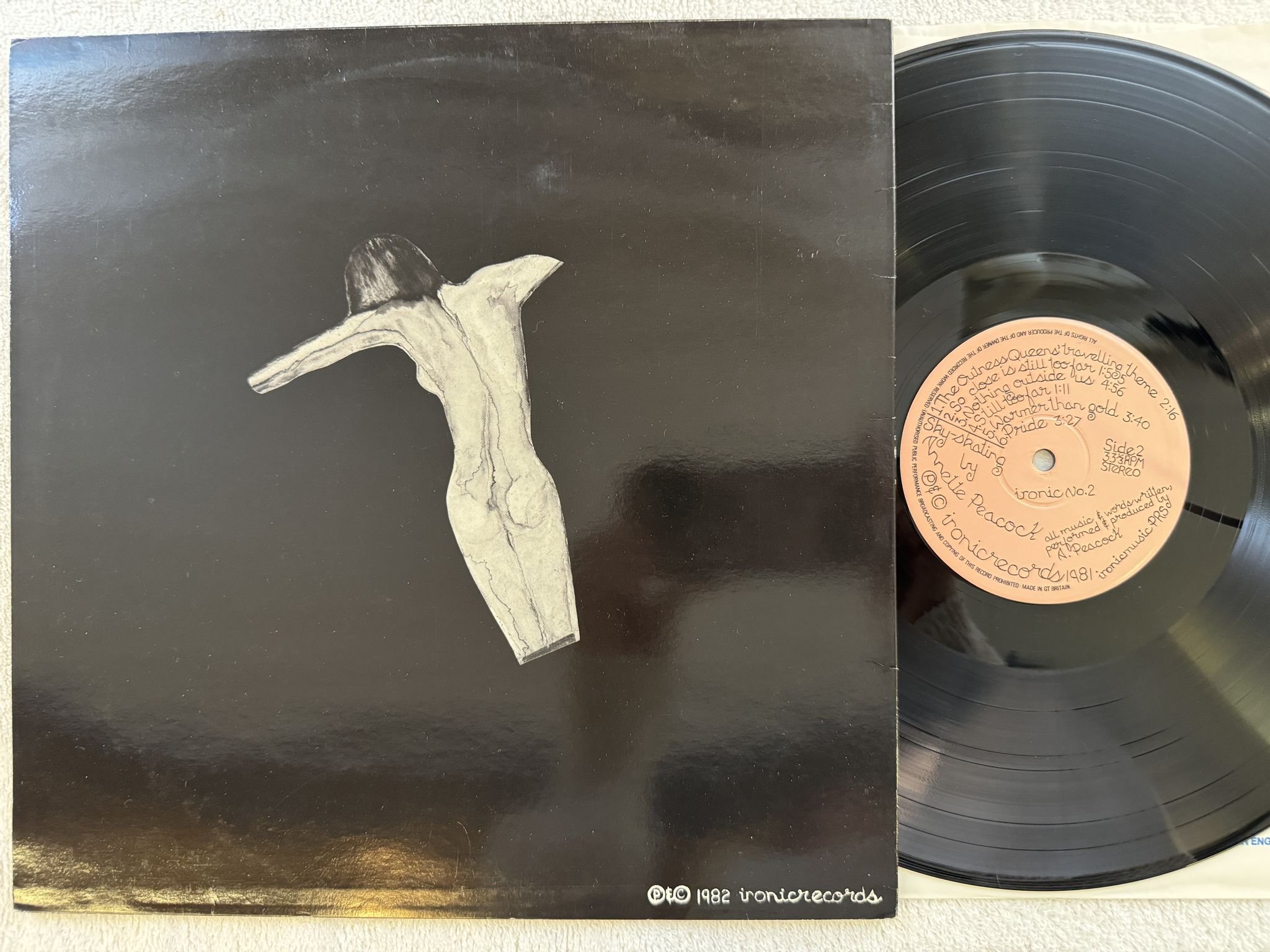 Omslagsbild för skivan ANNETTE PEACOCK sky-skating LP -82 UK ironic No. 2 *** AVANTGARDE JAZZ ***