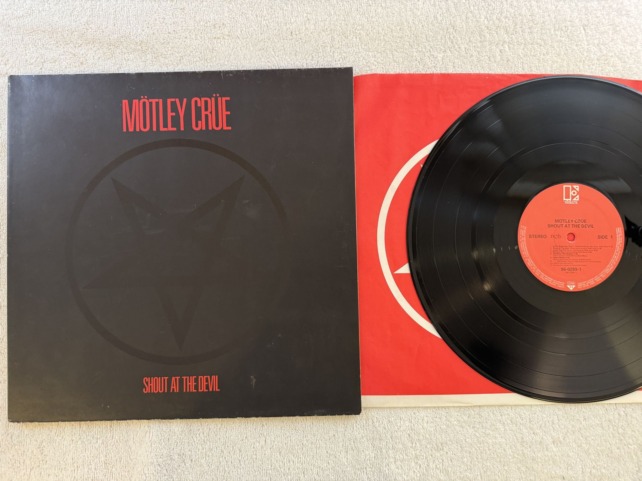 Omslagsbild för skivan MÖTLEY CRÜE shout at the devil LP -83 ncb ELEKTRA 96-0289-1