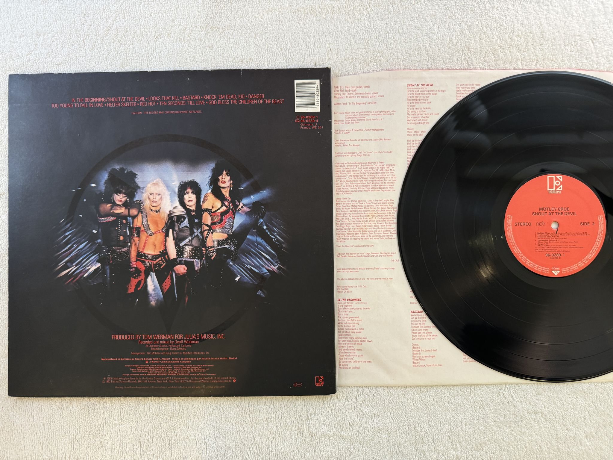 Omslagsbild för skivan MÖTLEY CRÜE shout at the devil LP -83 ncb ELEKTRA 96-0289-1