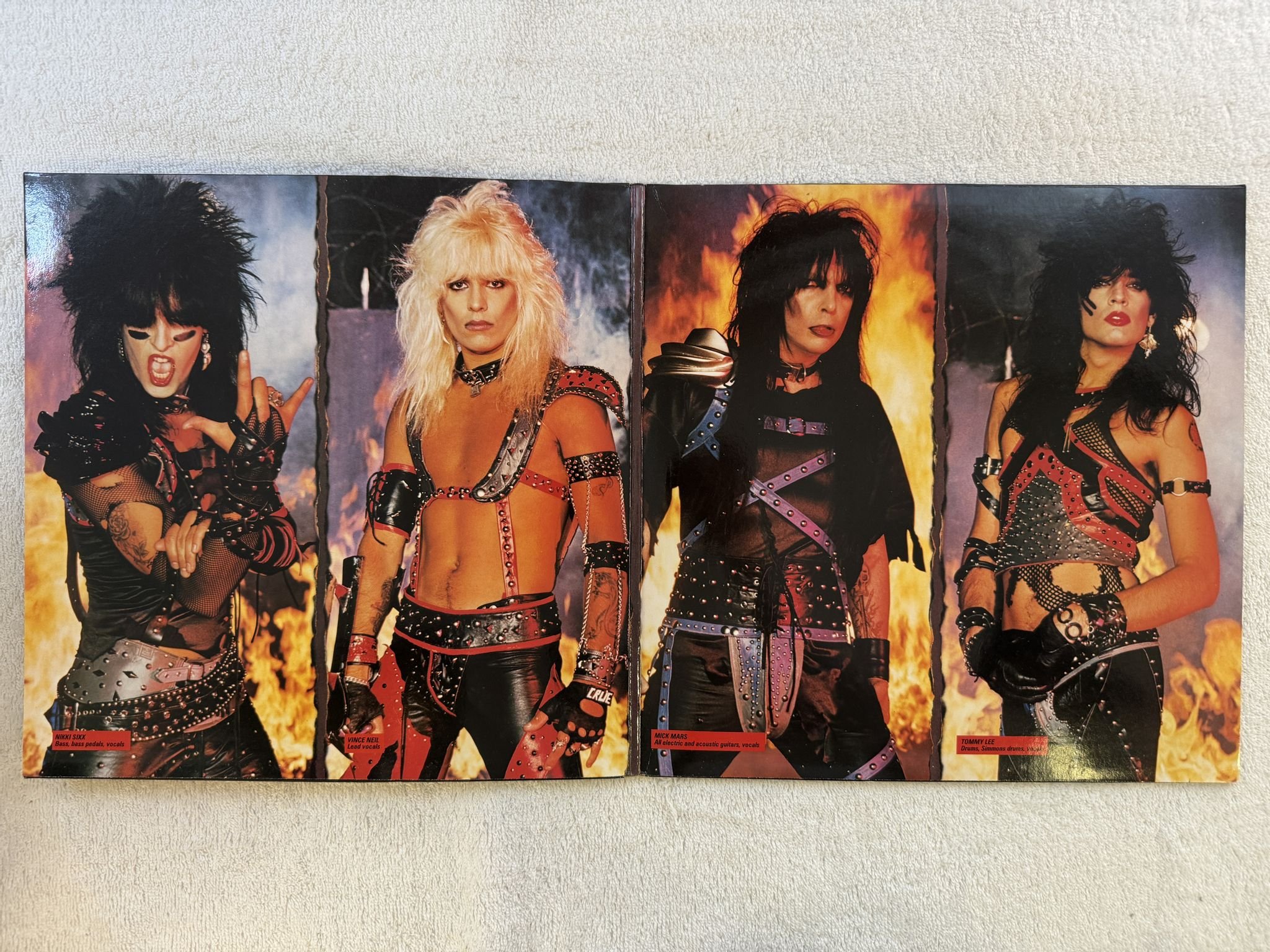 Omslagsbild för skivan MÖTLEY CRÜE shout at the devil LP -83 ncb ELEKTRA 96-0289-1