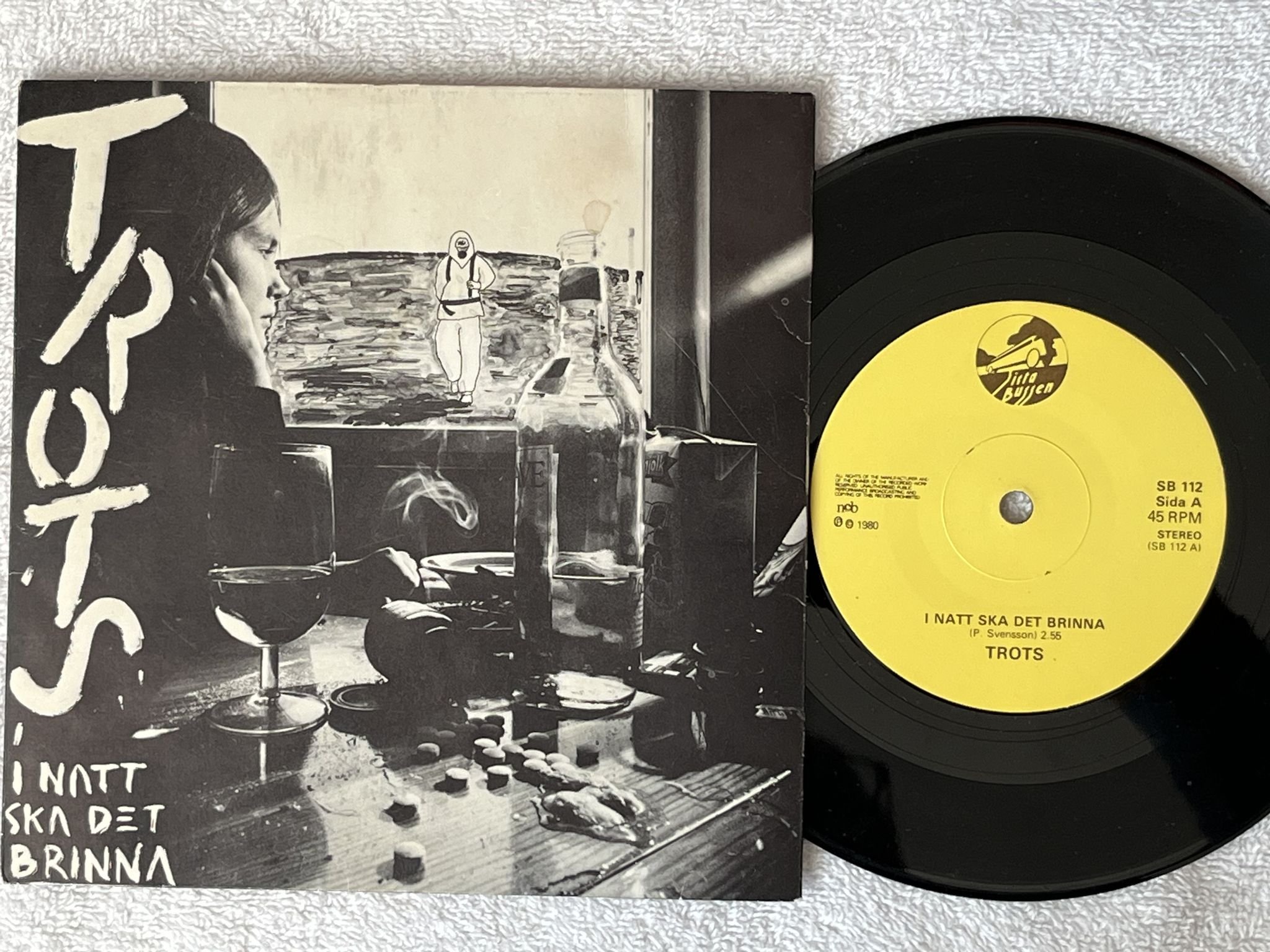 Omslagsbild för skivan TROTS I natt ska det brinna 7" -79 Swe -80 SISTA BUSSEN SB 112
