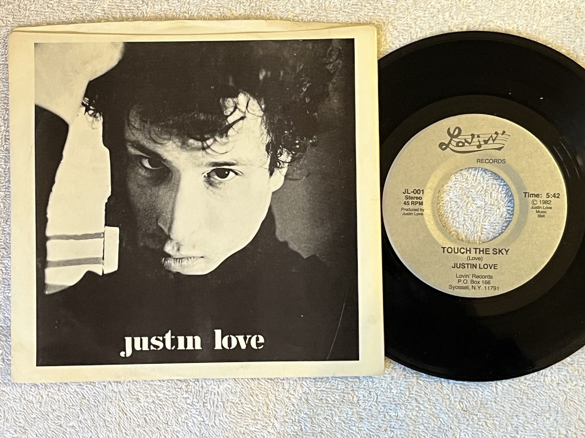 Omslagsbild för skivan JUSTIN LOVE TOUCH THE SKY 7" -82 US LOVIN' JL-001 SYNTH