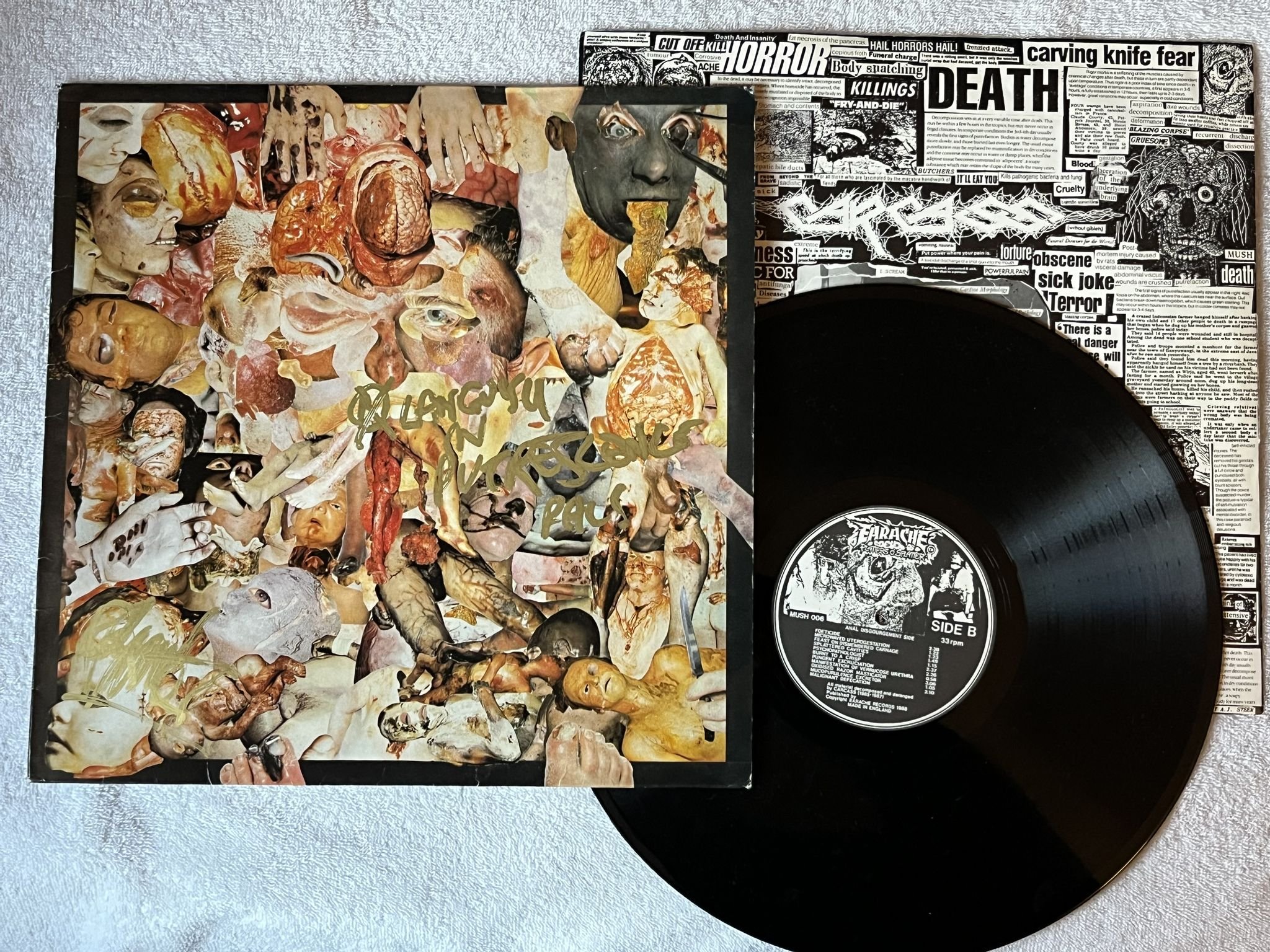 Omslagsbild för skivan CARCASS Reek Of Putrefaction LP -88 UK EARACHE MOSH 6 ** SIGNED BY 3 MEMBERS **