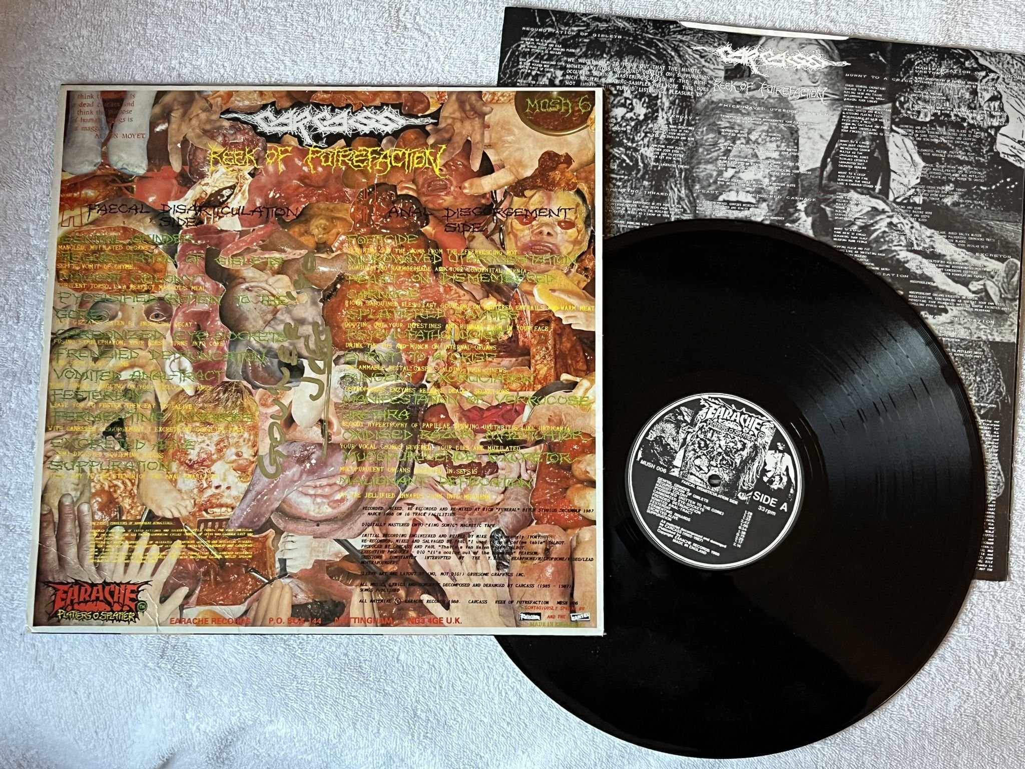 Omslagsbild för skivan CARCASS Reek Of Putrefaction LP -88 UK EARACHE MOSH 6 ** SIGNED BY 3 MEMBERS **