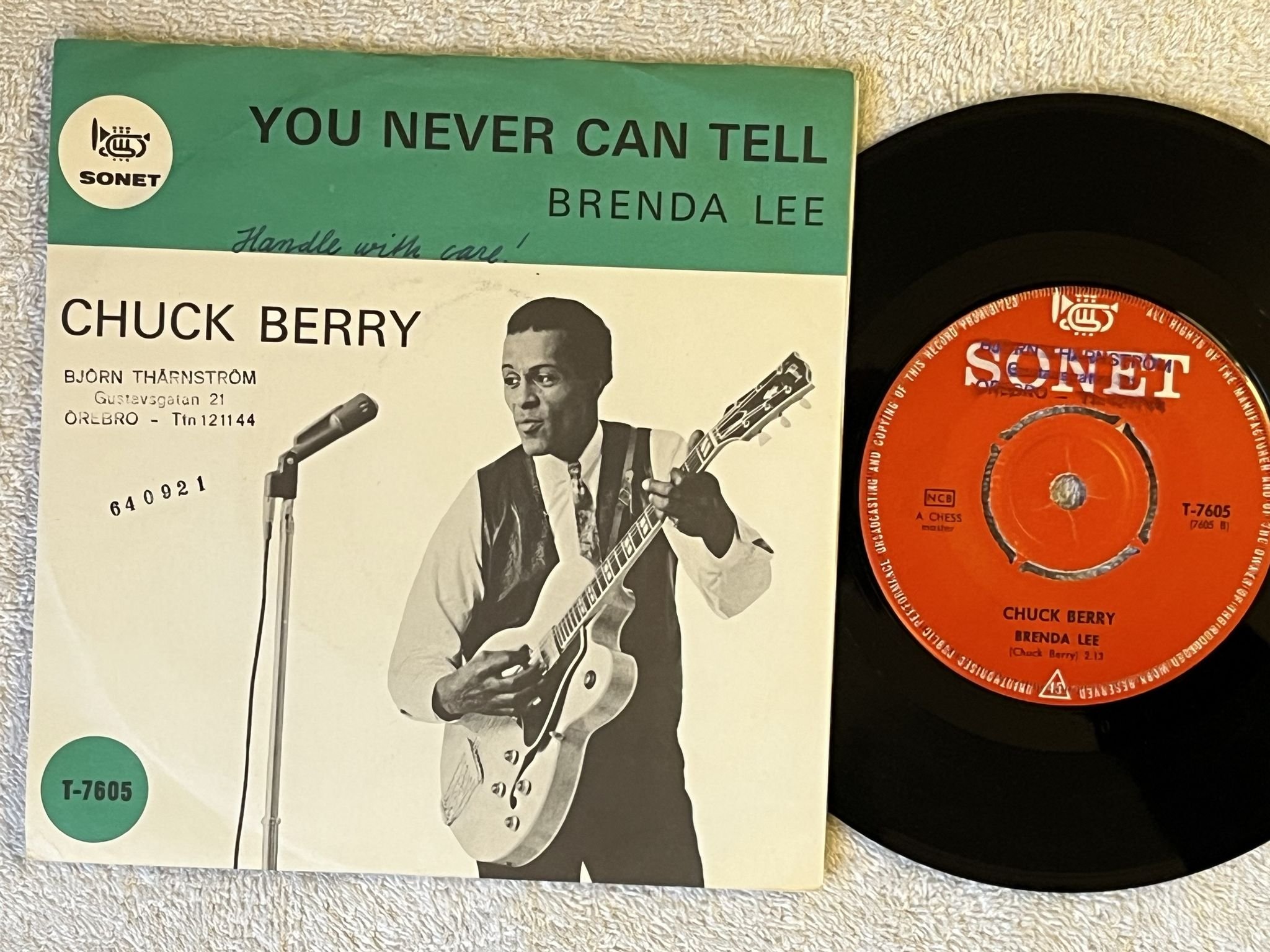 Omslagsbild för skivan CHUCK BERRY you never can tell 7" SONET T-7605