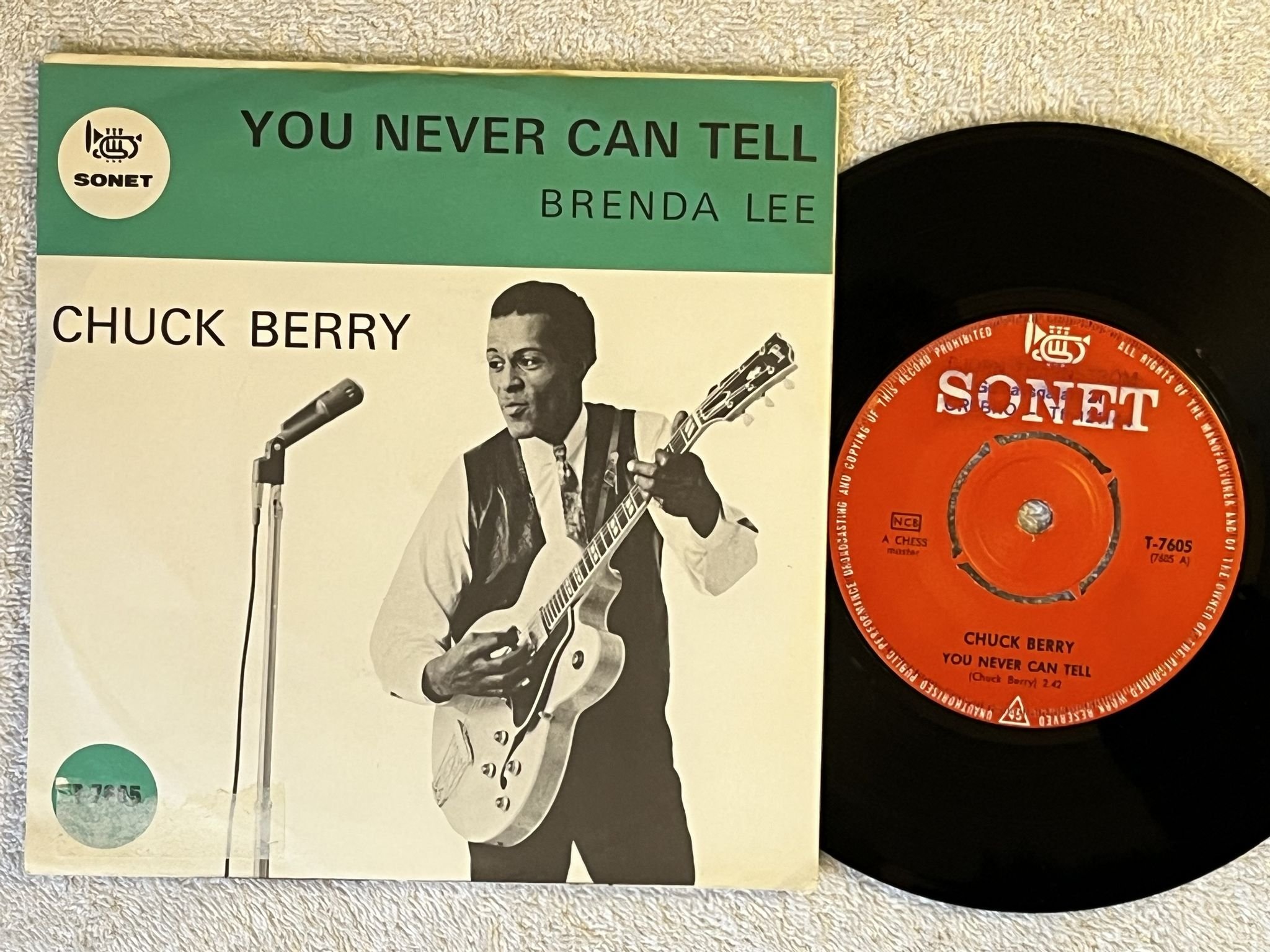 Omslagsbild för skivan CHUCK BERRY you never can tell 7" SONET T-7605