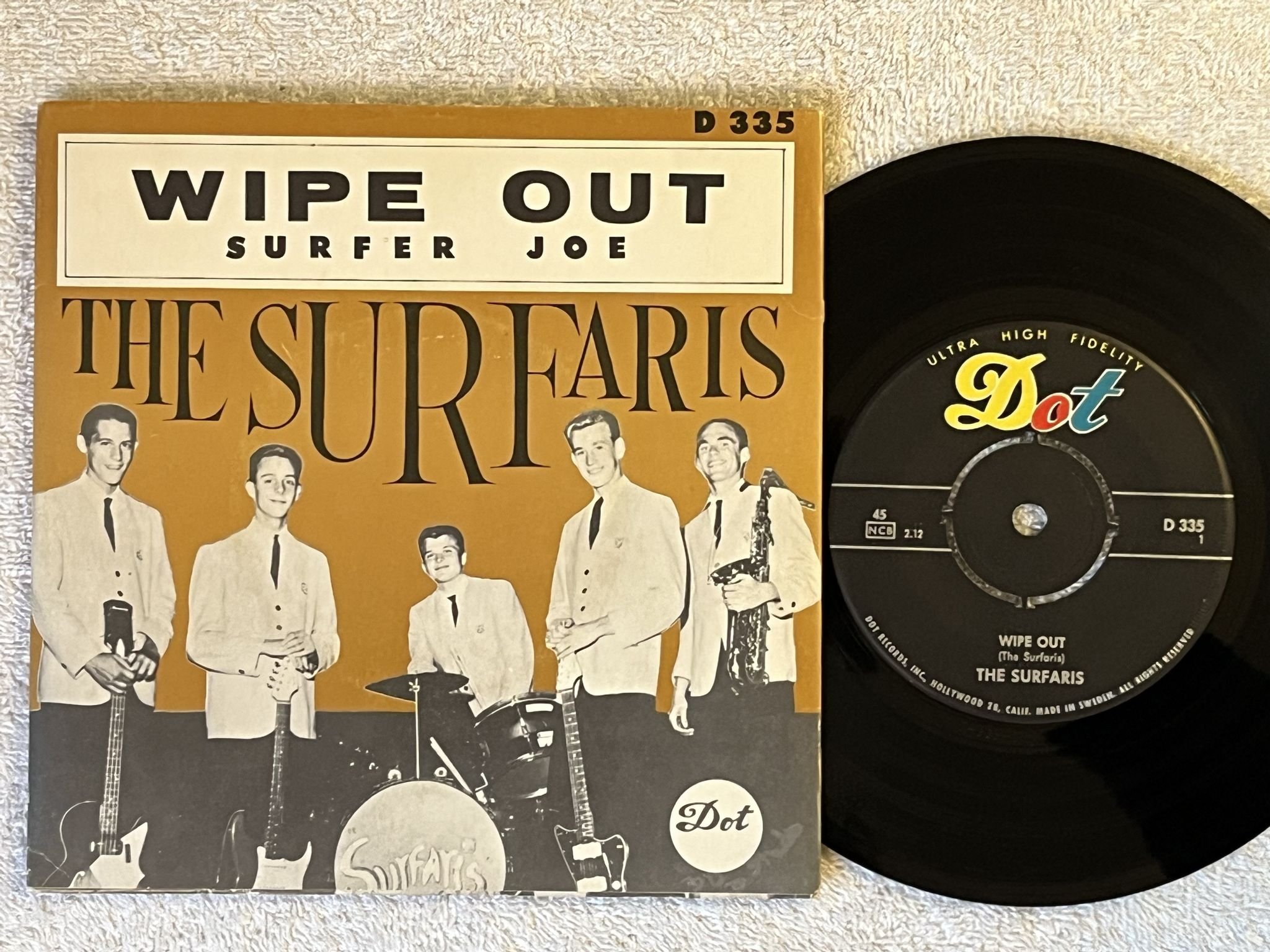 Omslagsbild för skivan THE SURFARIS wipe out 7" -63 Swe DOT D 335 *** SURF ***