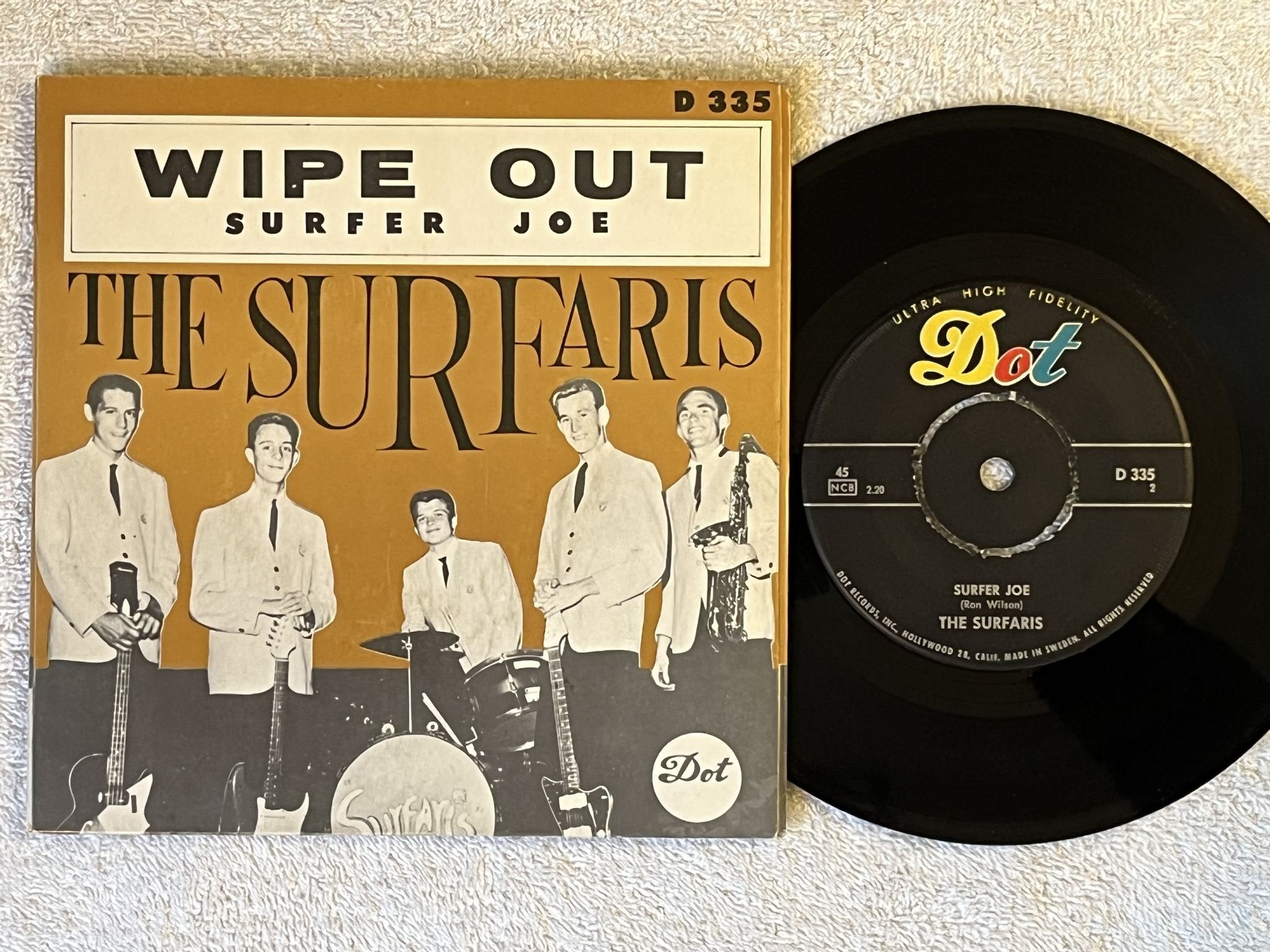 Omslagsbild för skivan THE SURFARIS wipe out 7" -63 Swe DOT D 335 *** SURF ***