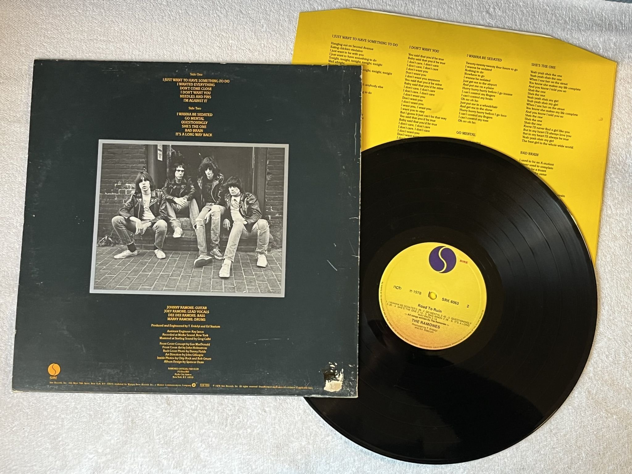 Omslagsbild för skivan RAMONES road to ruin LP -78 ncb SIRE SRK 6063