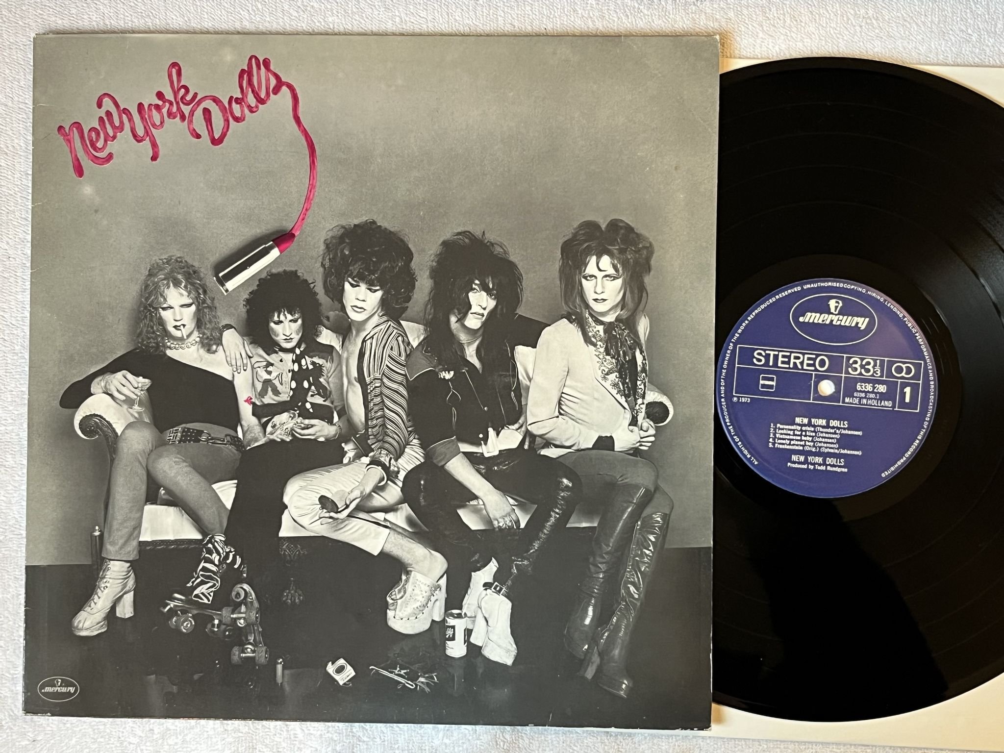 Omslagsbild för skivan NEW YORK DOLLS s/t LP Hol MERCURY 6336 280