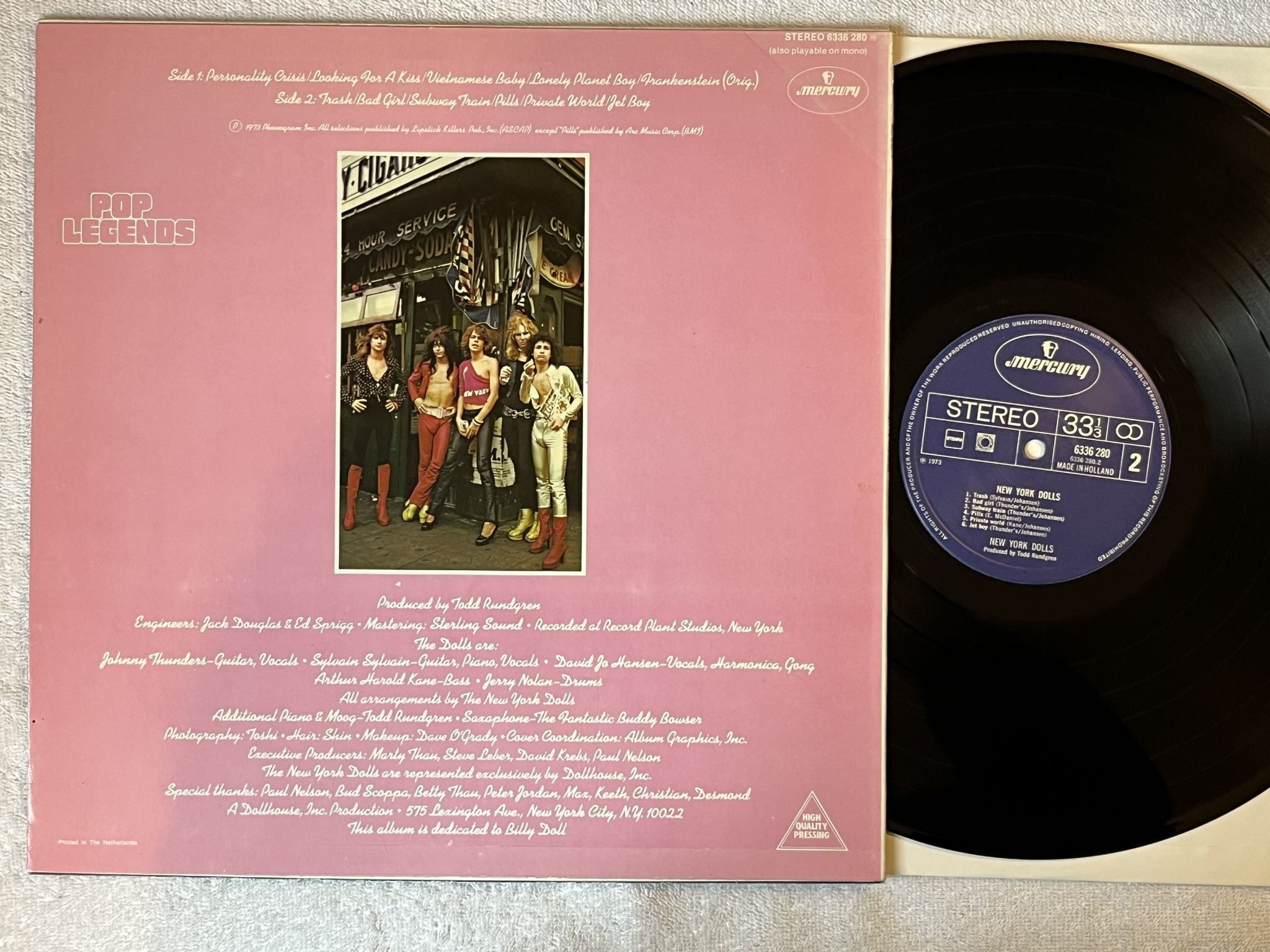 Omslagsbild för skivan NEW YORK DOLLS s/t LP Hol MERCURY 6336 280
