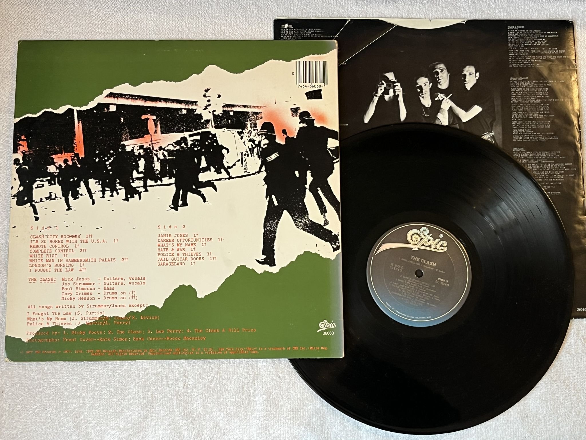 Omslagsbild för skivan THE CLASH s/t LP -79 US EPIC JE 36060