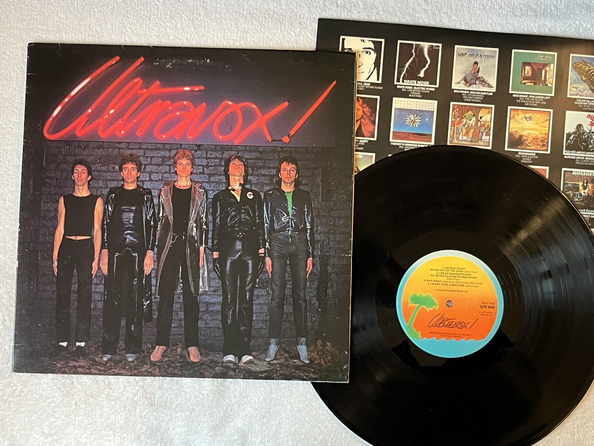 Omslagsbild för skivan ULTRAVOX s/t LP -77 UK ISLAND ILPS 9449
