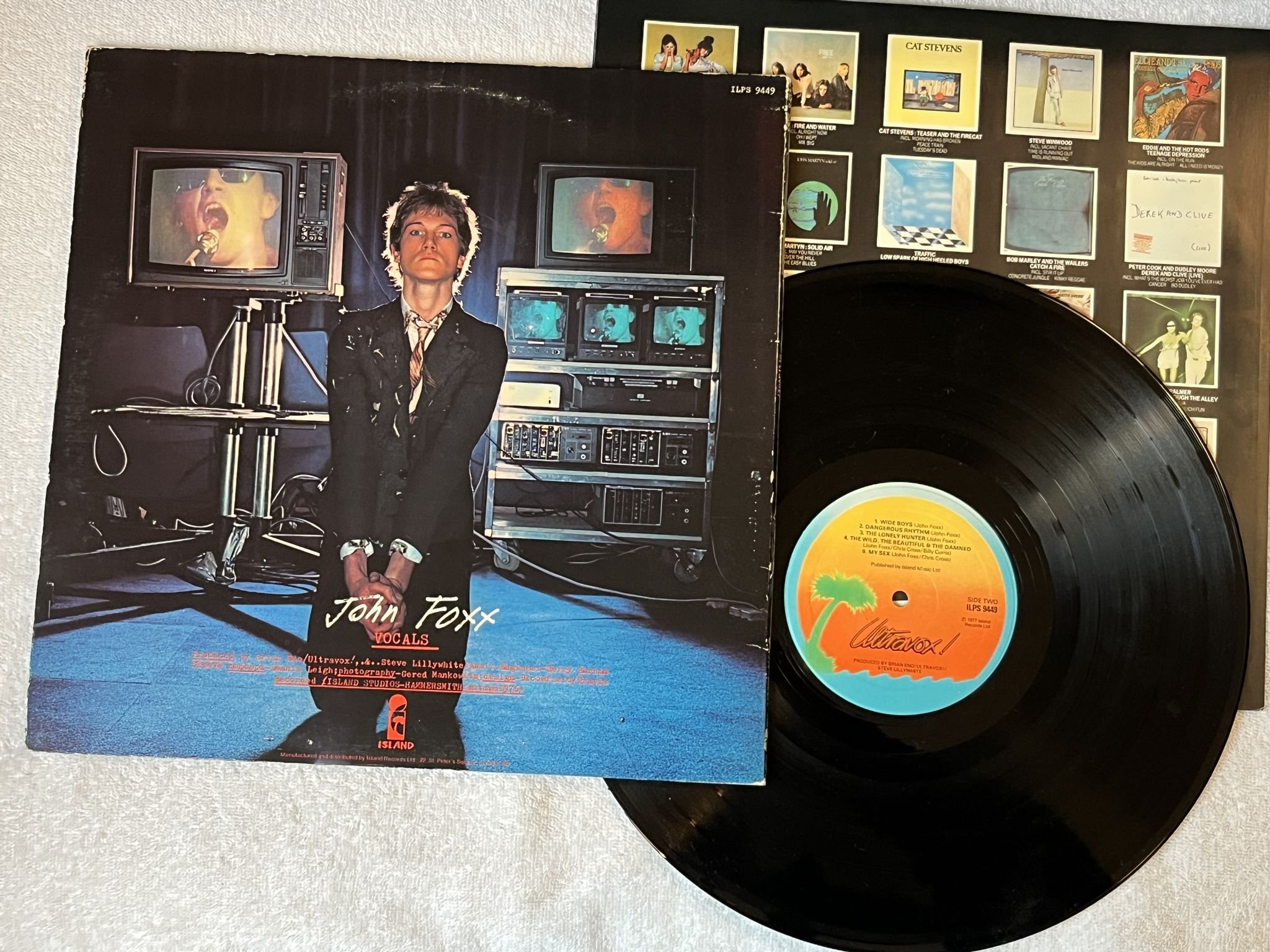 Omslagsbild för skivan ULTRAVOX s/t LP -77 UK ISLAND ILPS 9449