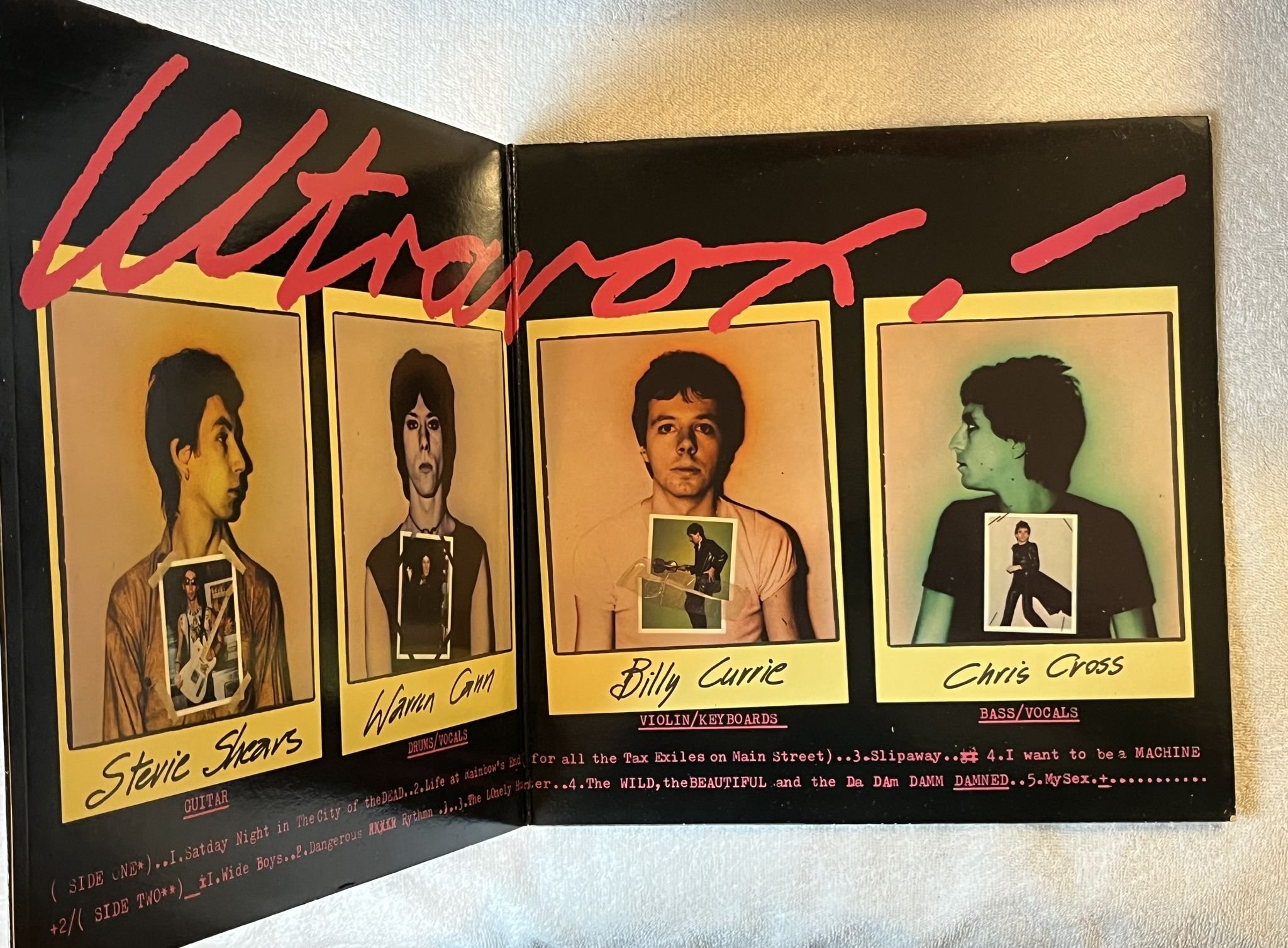 Omslagsbild för skivan ULTRAVOX s/t LP -77 UK ISLAND ILPS 9449