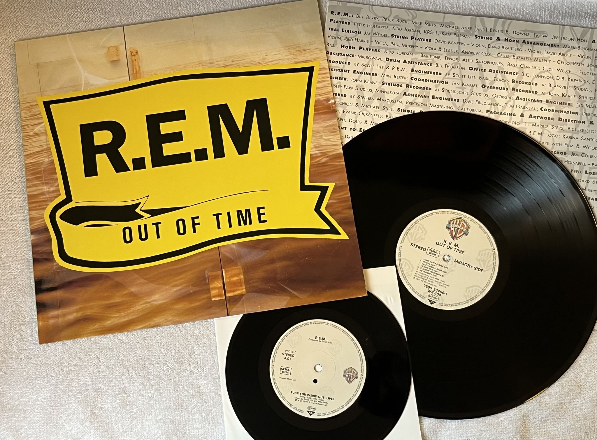 Omslagsbild för skivan R.E.M. out of time LP + 7"single -91 Ger WARNER BROS 7599 26496-1 / PRO 610