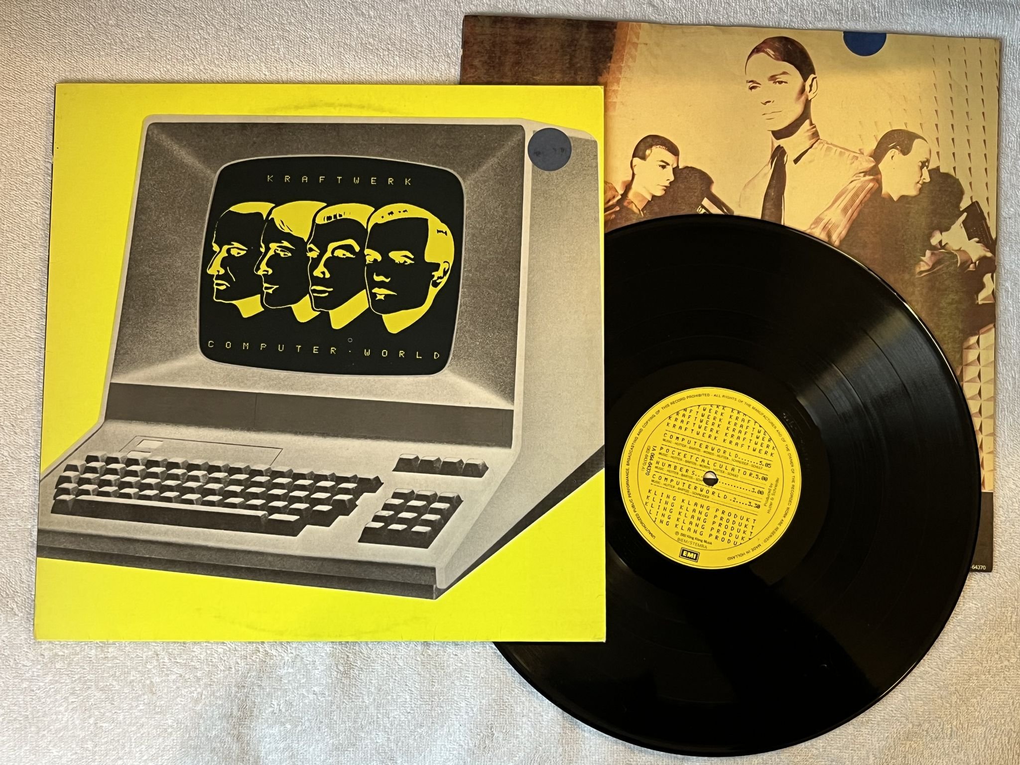 Omslagsbild för skivan KRAFTWERK computer world LP -81 Hol EMI 1A 064-64370