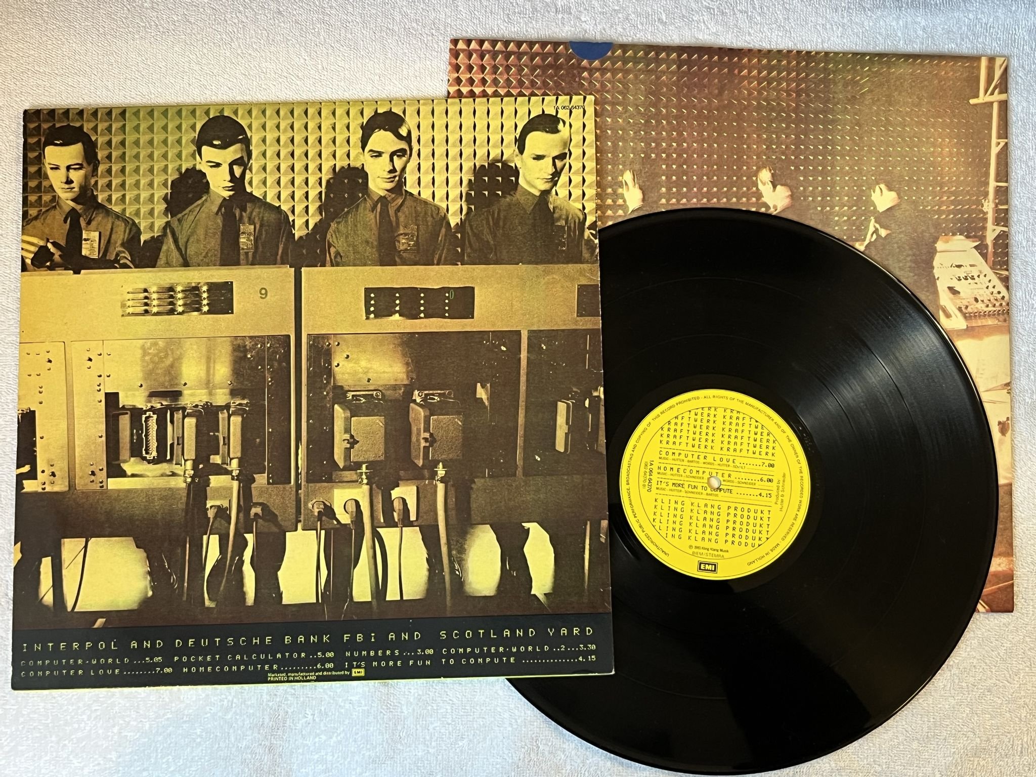 Omslagsbild för skivan KRAFTWERK computer world LP -81 Hol EMI 1A 064-64370