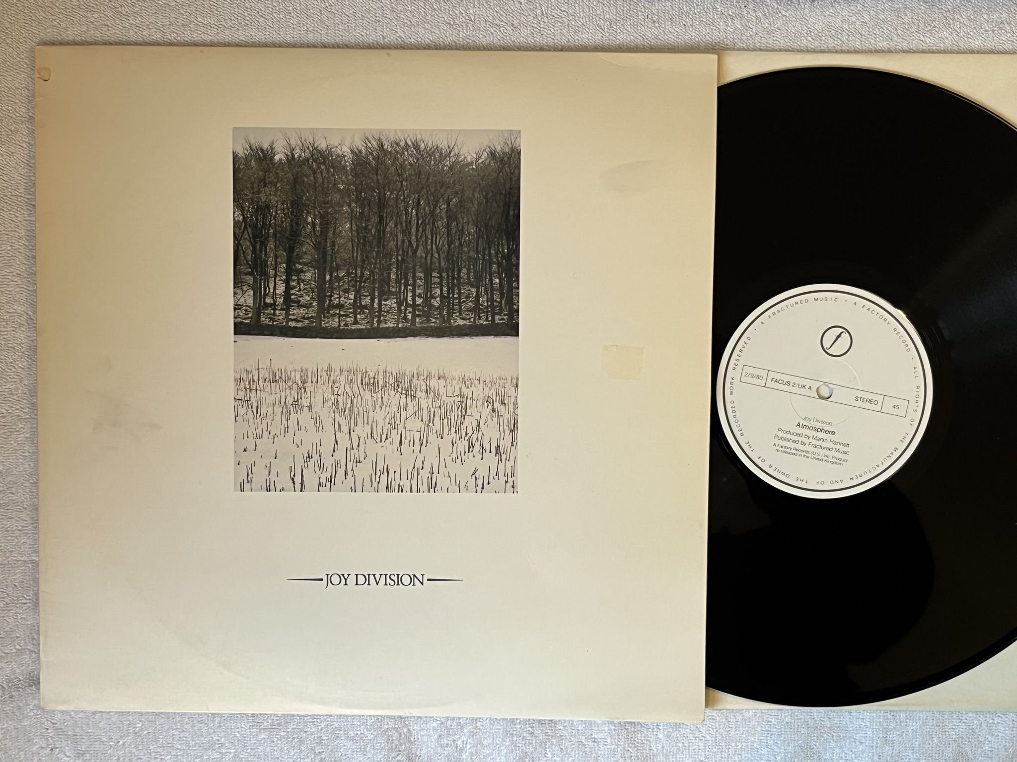 Omslagsbild för skivan JOY DIVISION atmosphere 12" -80 UK FACTORY FACUS 2/UK ** RED TRANCLUCENT ***