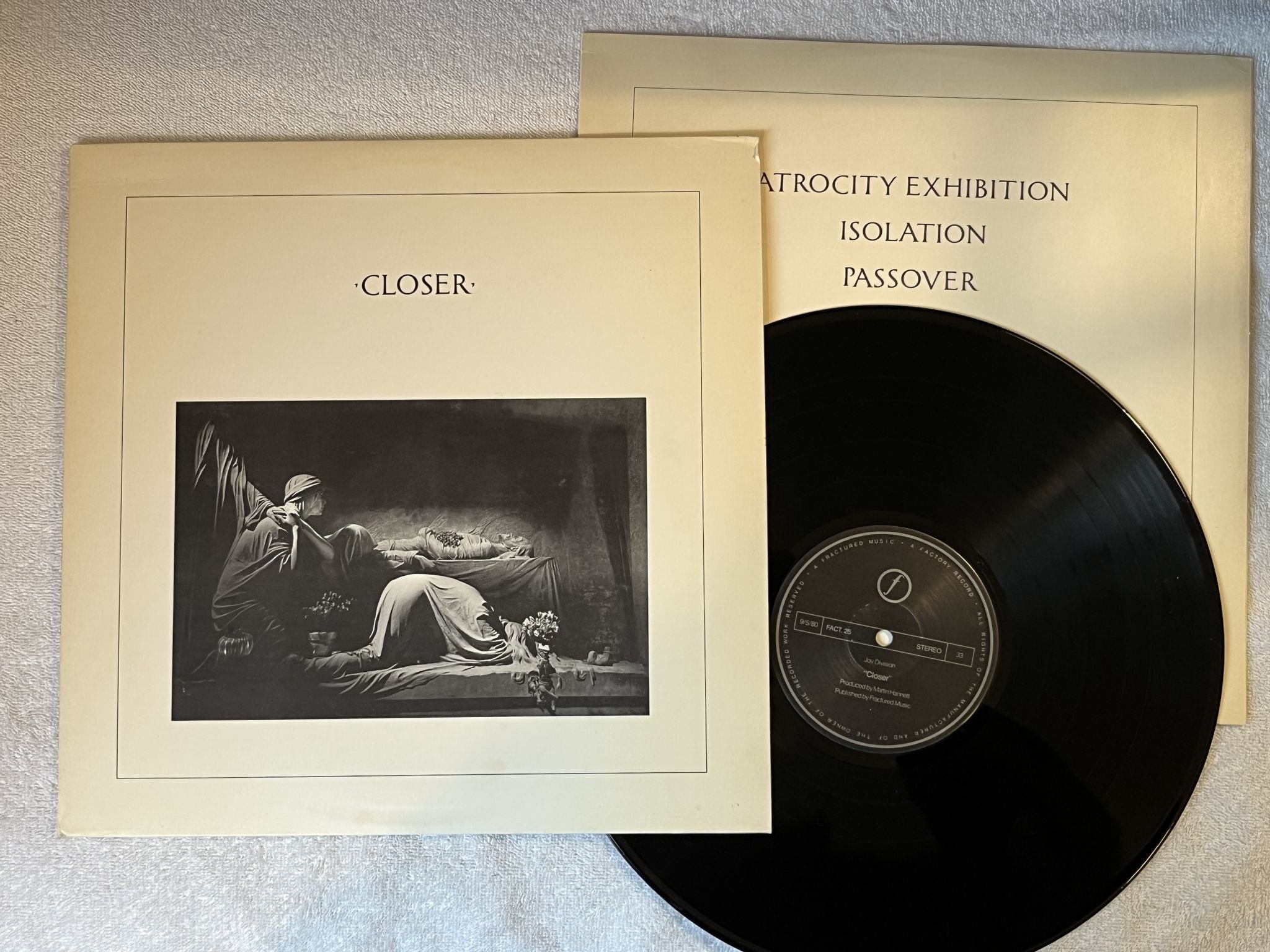Omslagsbild för skivan JOY DIVISION closer LP -80 UK FACTORY FACT 25 *Straight Corners, Translucent*