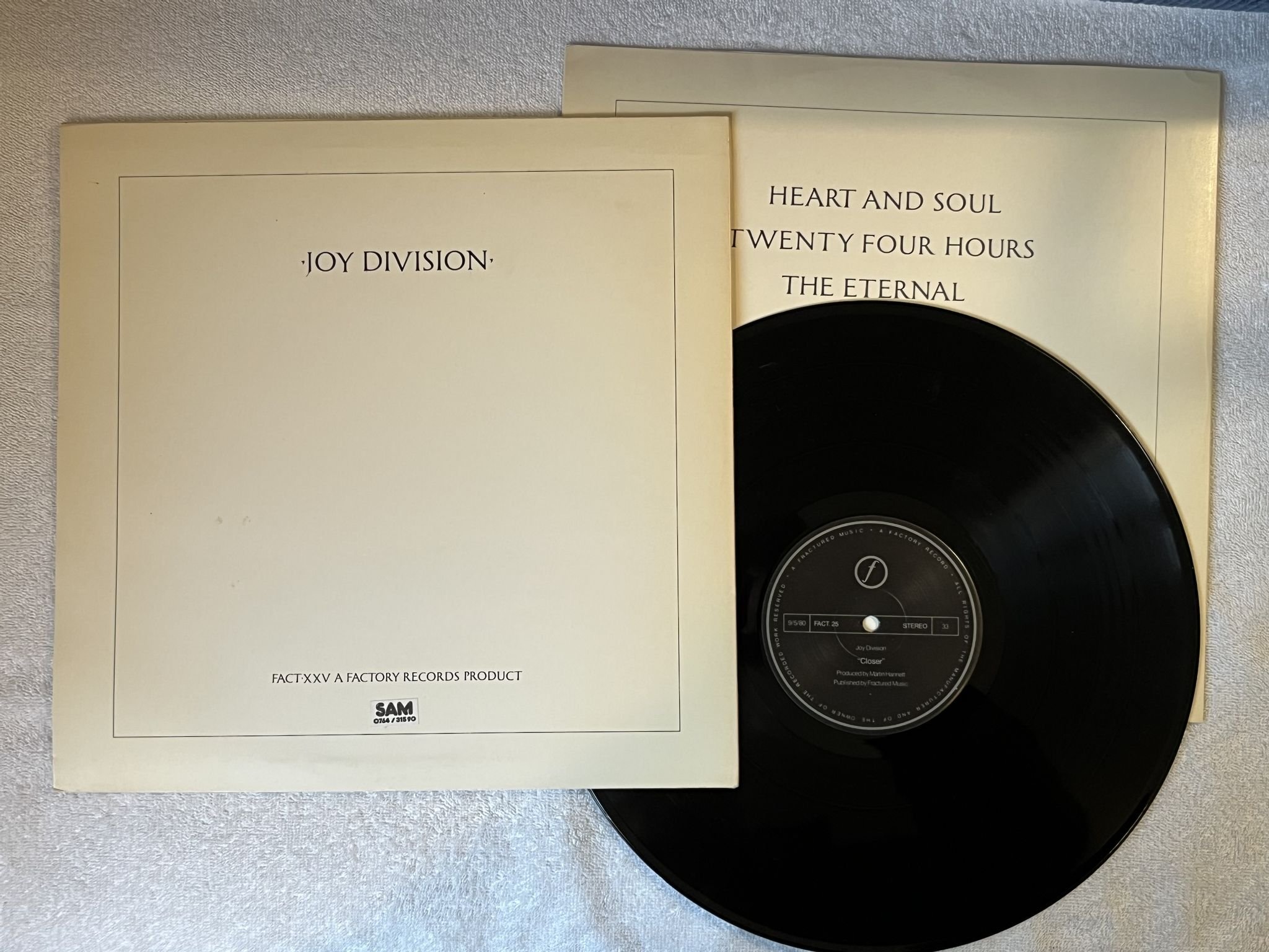 Omslagsbild för skivan JOY DIVISION closer LP -80 UK FACTORY FACT 25 *Straight Corners, Translucent*