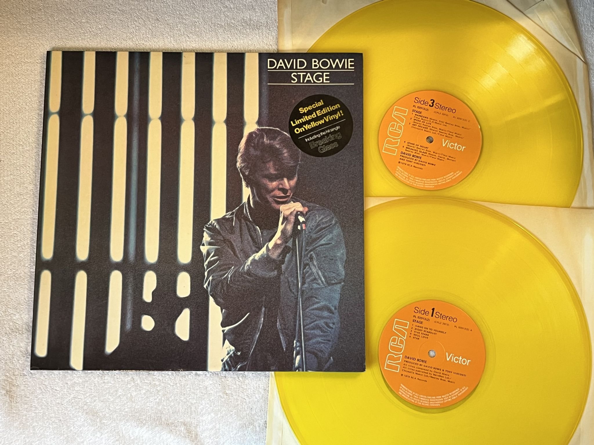 Omslagsbild för skivan DAVID BOWIE stage 2xLP -78 UK RCA Victor PL 02913(2) *** Yellow vinyl ***