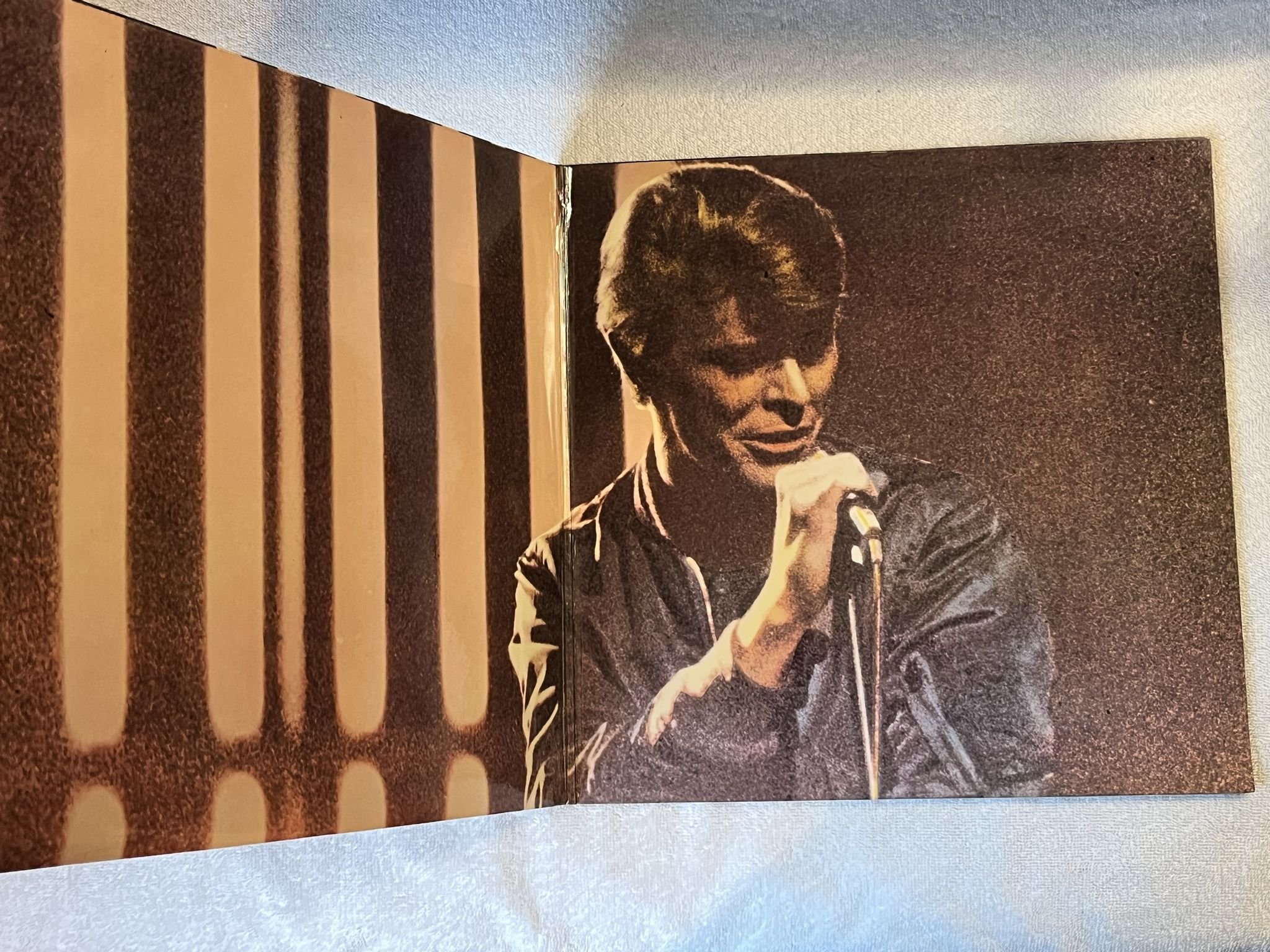 Omslagsbild för skivan DAVID BOWIE stage 2xLP -78 UK RCA Victor PL 02913(2) *** Yellow vinyl ***