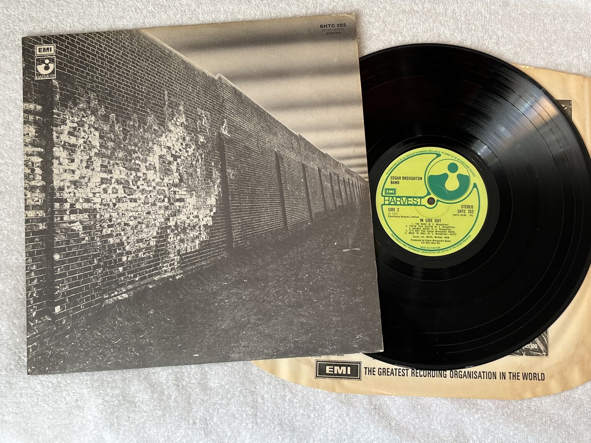 Omslagsbild för skivan EDGAR BROUGHTON BAND in side out LP -72 UK HARVEST SHTC 252 ** Gimmix-Cover **