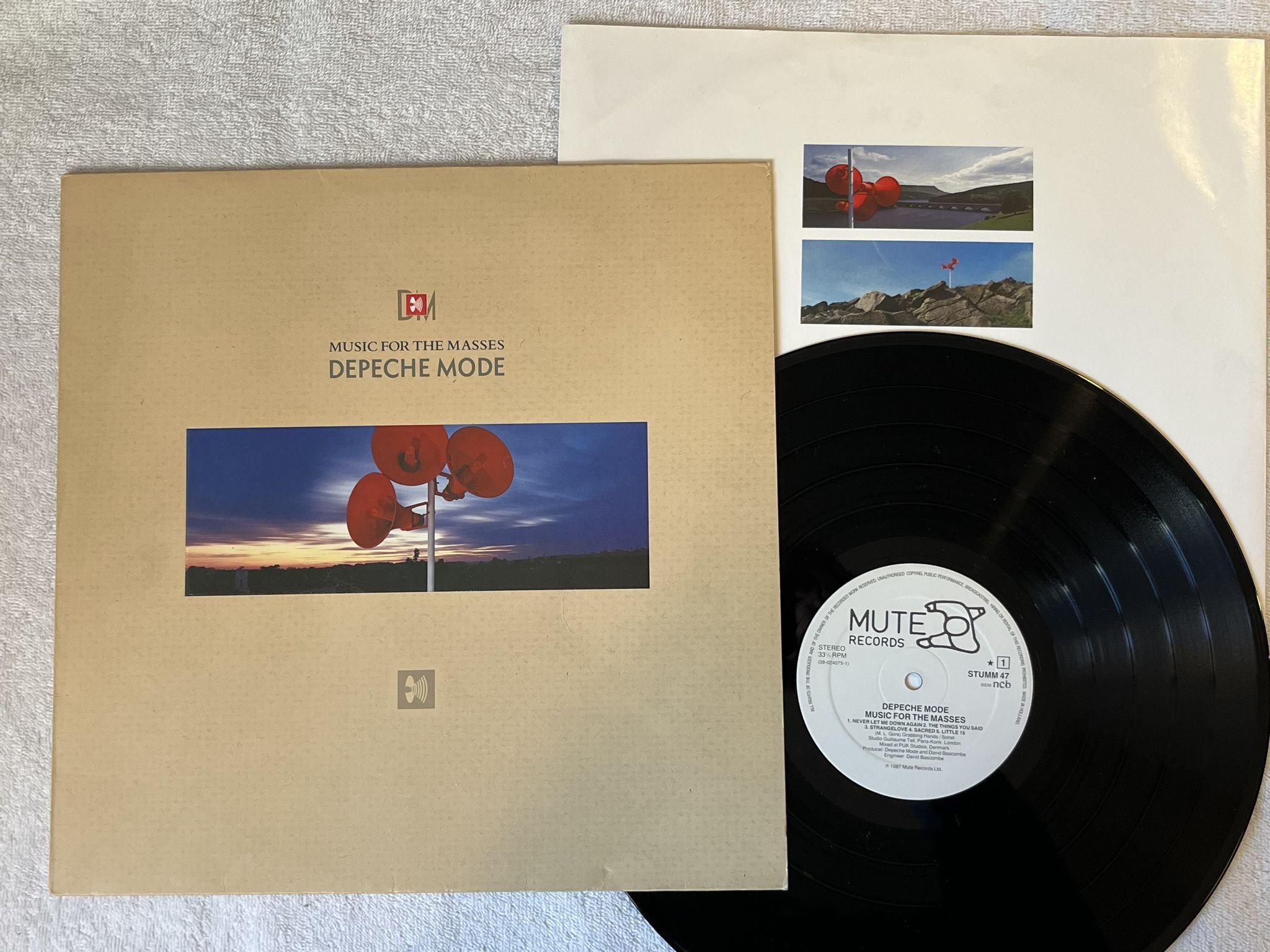 Omslagsbild för skivan DEPECHE MODE music for the masses LP -87 ncb MUTE STUMM 47