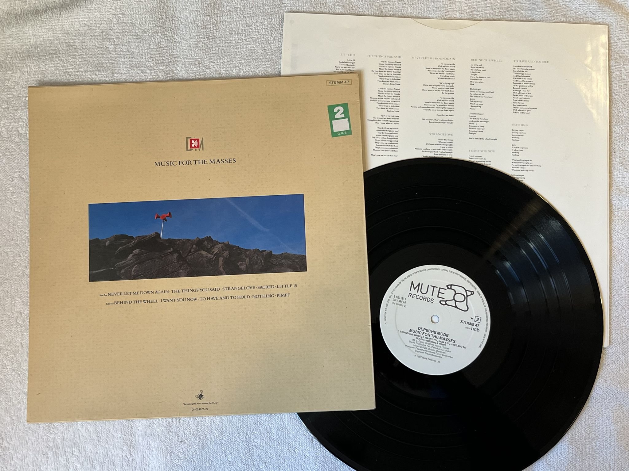 Omslagsbild för skivan DEPECHE MODE music for the masses LP -87 ncb MUTE STUMM 47