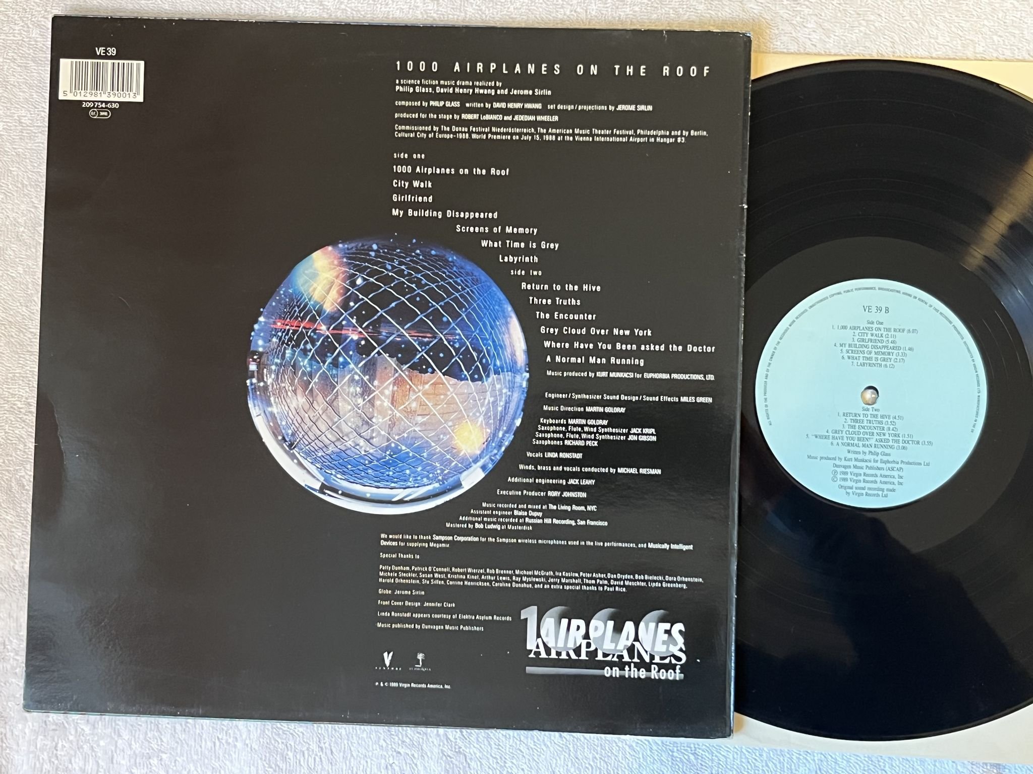 Omslagsbild för skivan PHILIP GLASS 1000 Airplanes On The Roof LP -89 UK venture VE-39