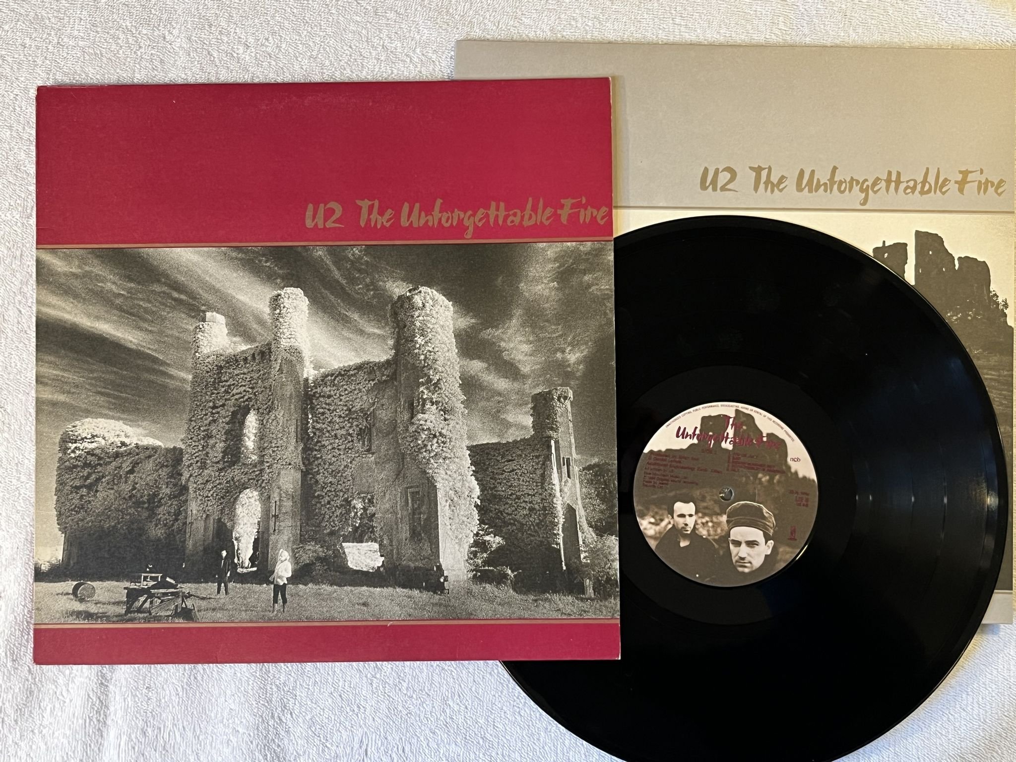 Omslagsbild för skivan U2 the unforgettable fire LP -84 UK ISLAND U2 5