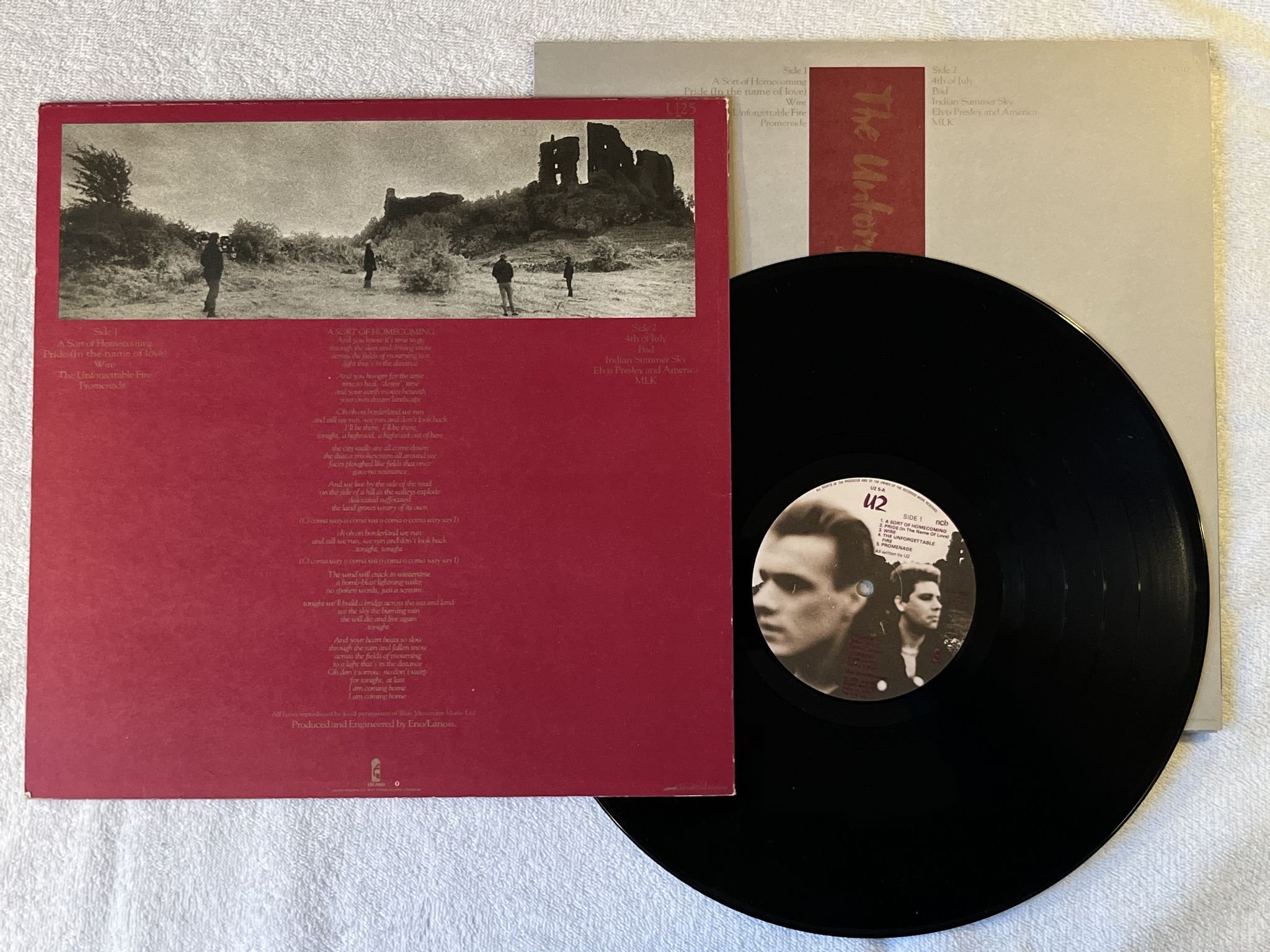 Omslagsbild för skivan U2 the unforgettable fire LP -84 UK ISLAND U2 5