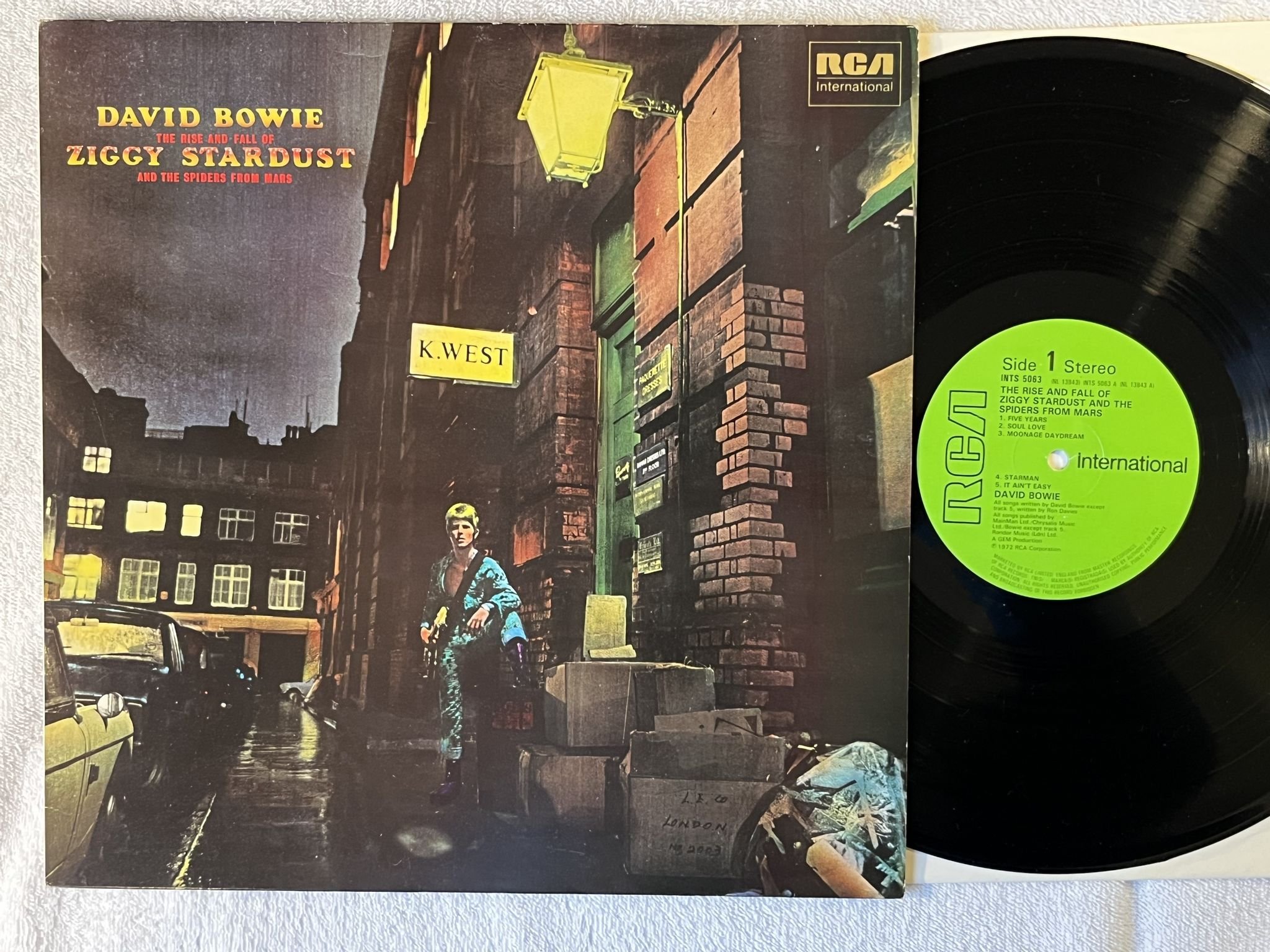 Omslagsbild för skivan DAVID BOWIE The rise and fall of Ziggy Stardust LP UK RCA INTS 5063 * CLASSIC *